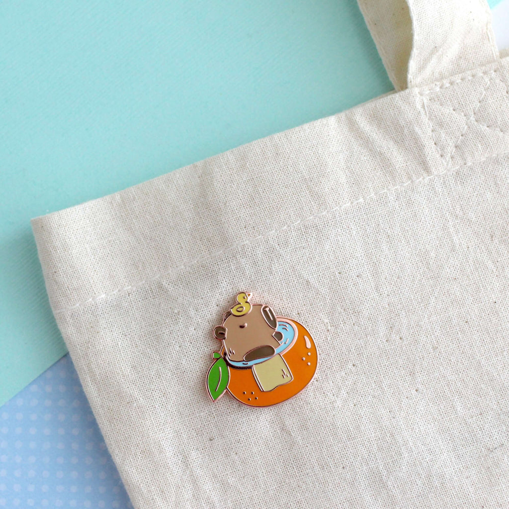 Capybara dans une épingle en émail de baignoire orange