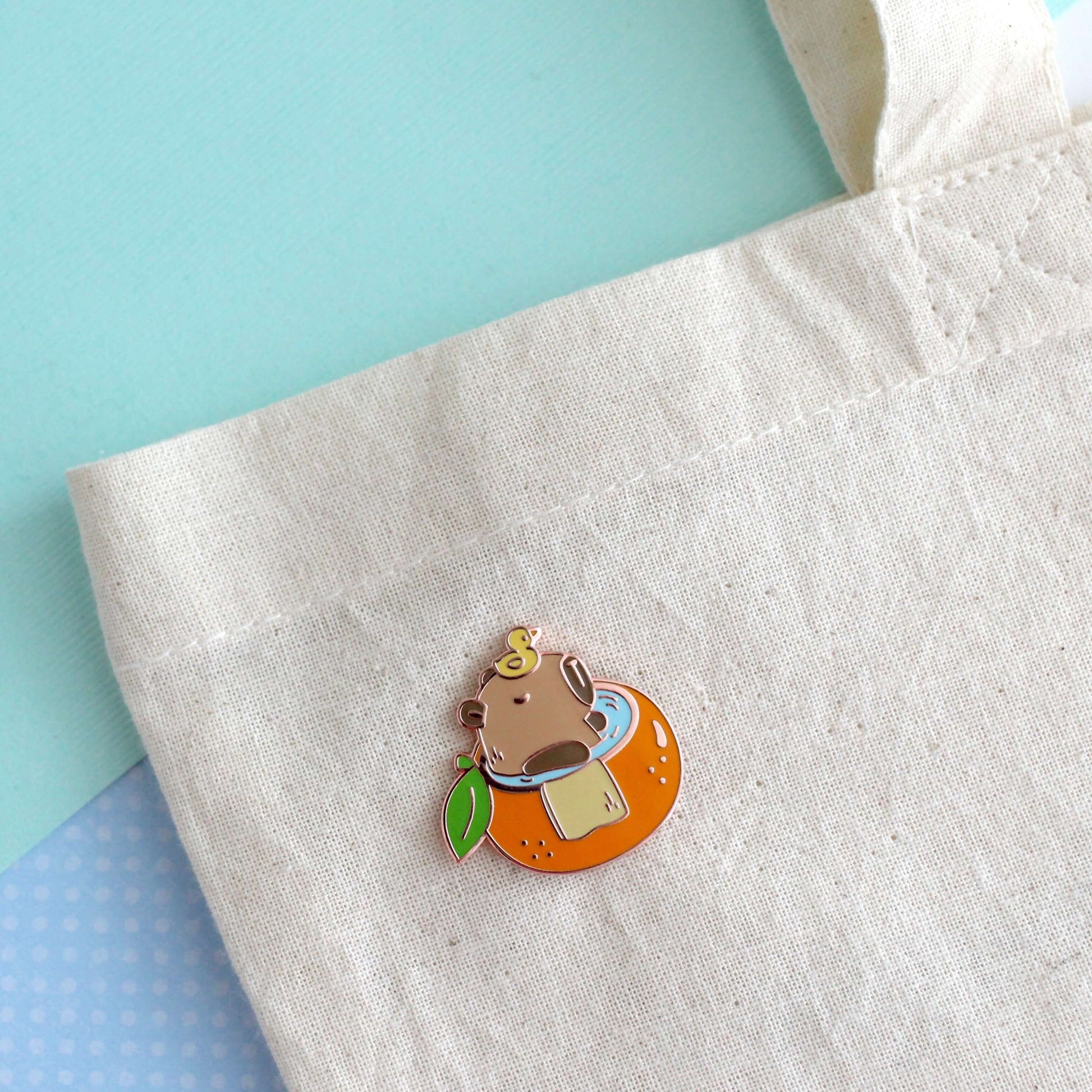 Capybara dans une épingle en émail de baignoire orange