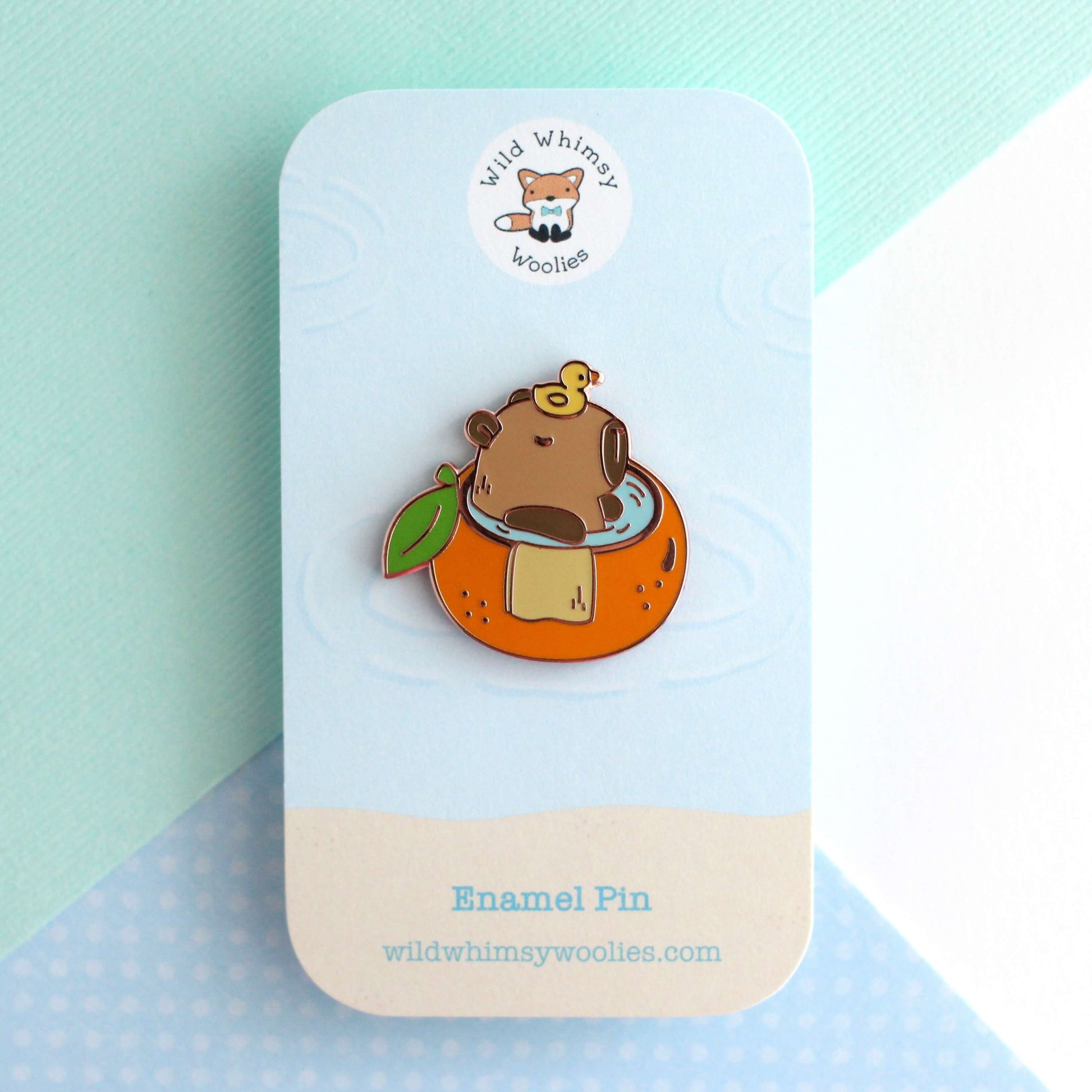 Capybara dans une épingle en émail de baignoire orange