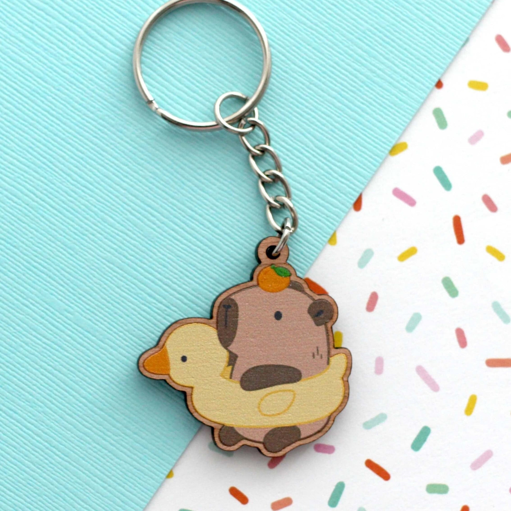 Capybara avec porte-clés en bois Floatie de canard - Capybara Wood Charm