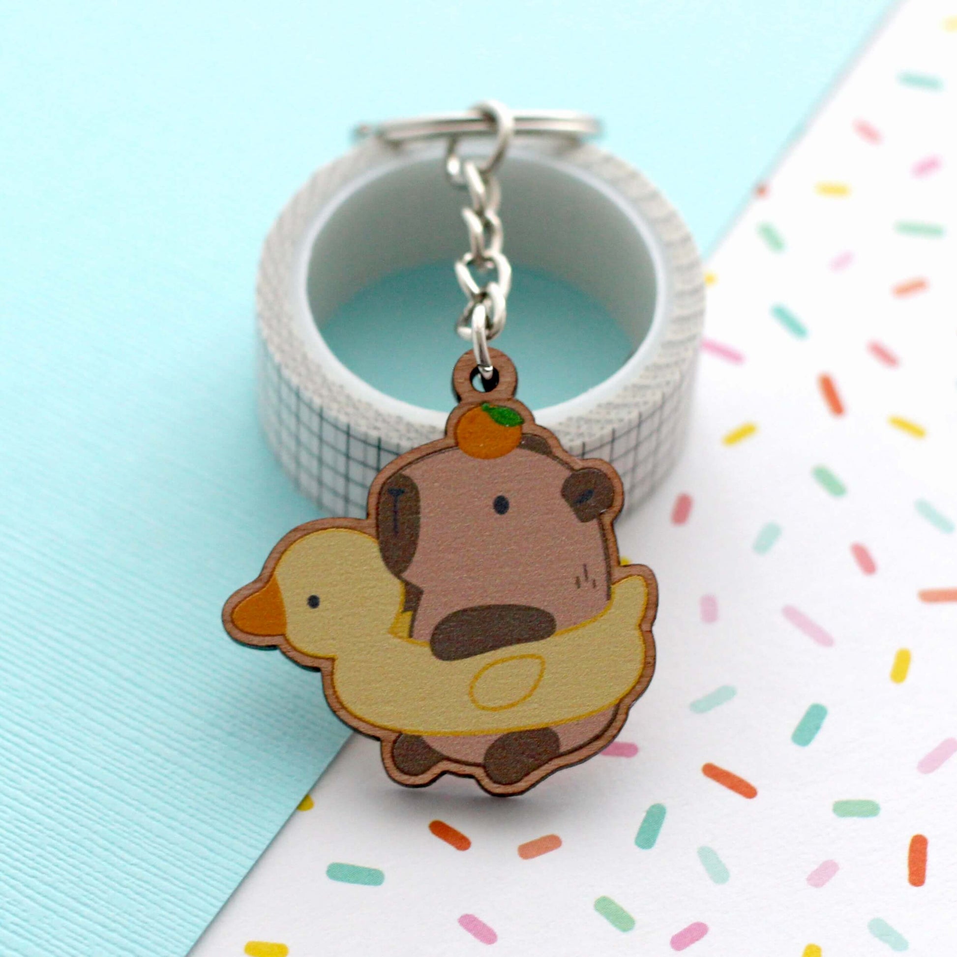 Capybara avec porte-clés en bois Floatie de canard - Capybara Wood Charm