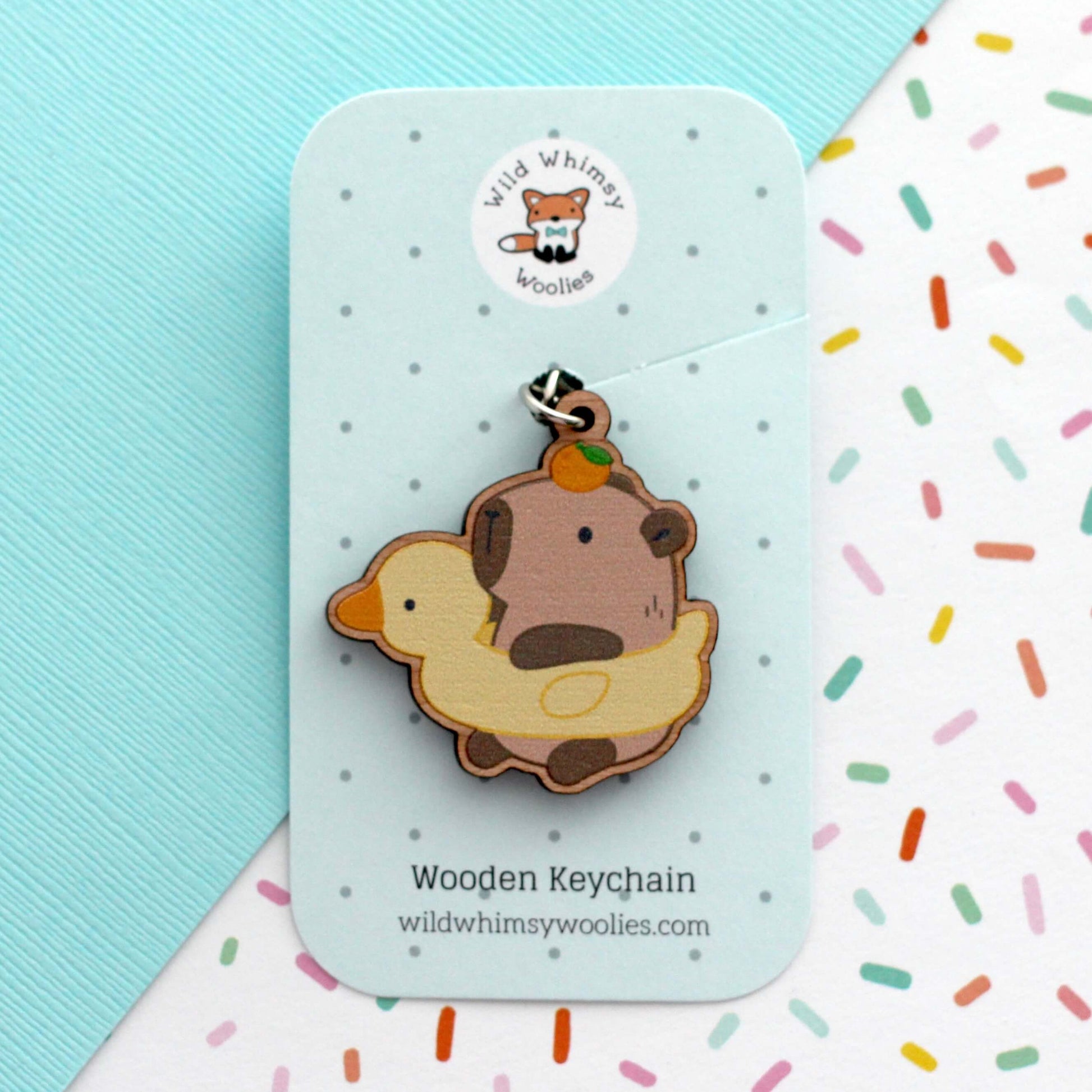 Capybara avec porte-clés en bois Floatie de canard - Capybara Wood Charm