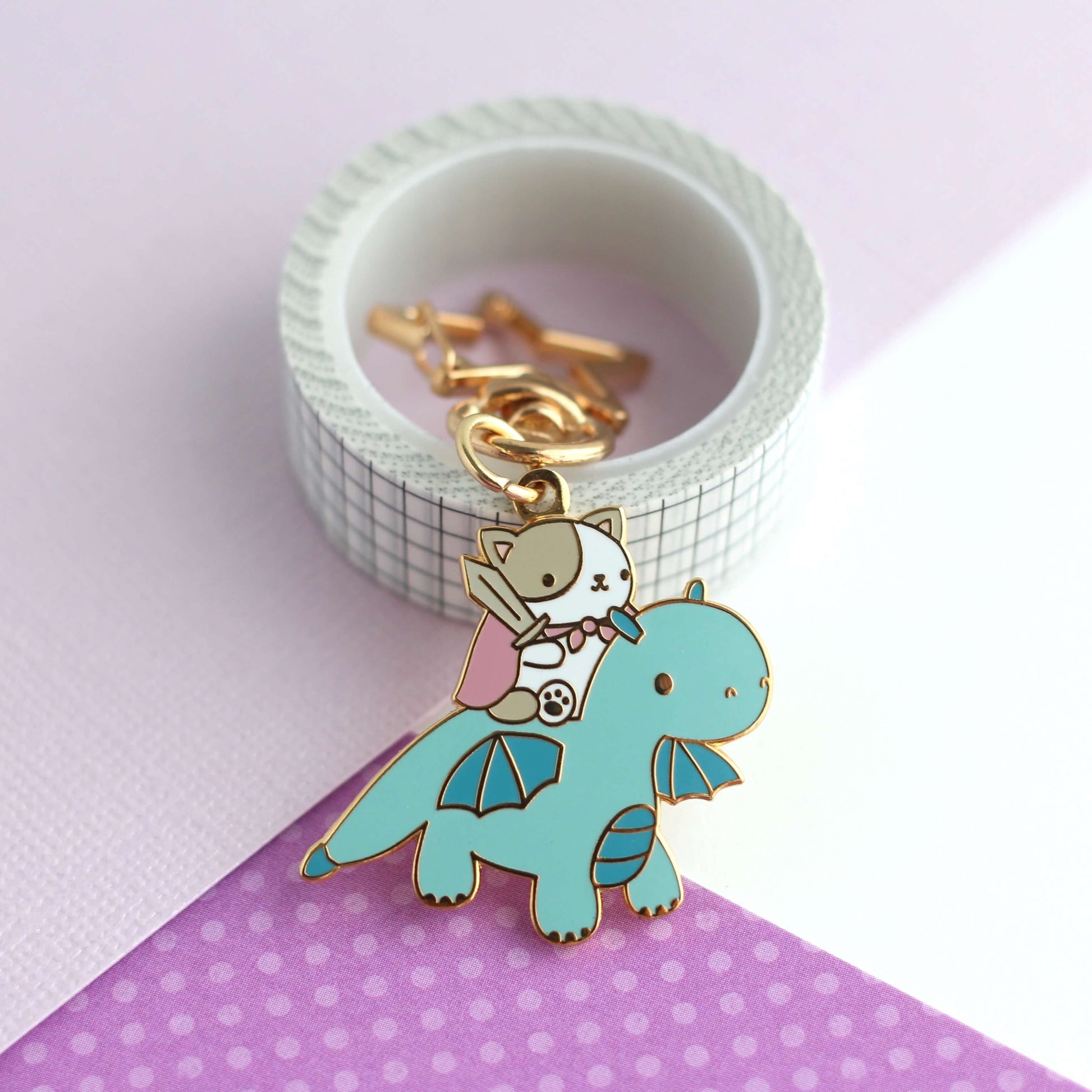 Porte-clés en émail Chat et Chevalier Dragon (Bleu)