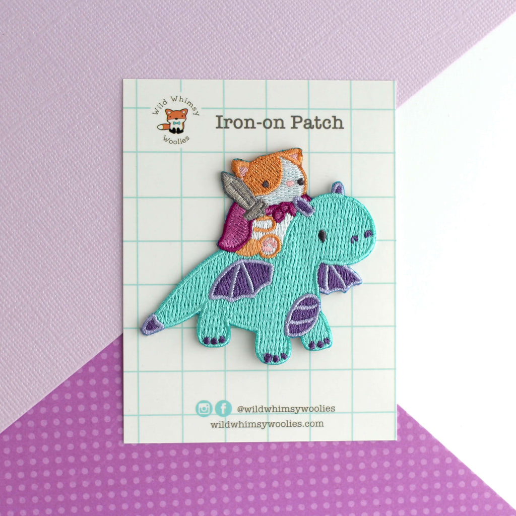 Patch thermocollant brodé représentant un chat chevauchant un dragon