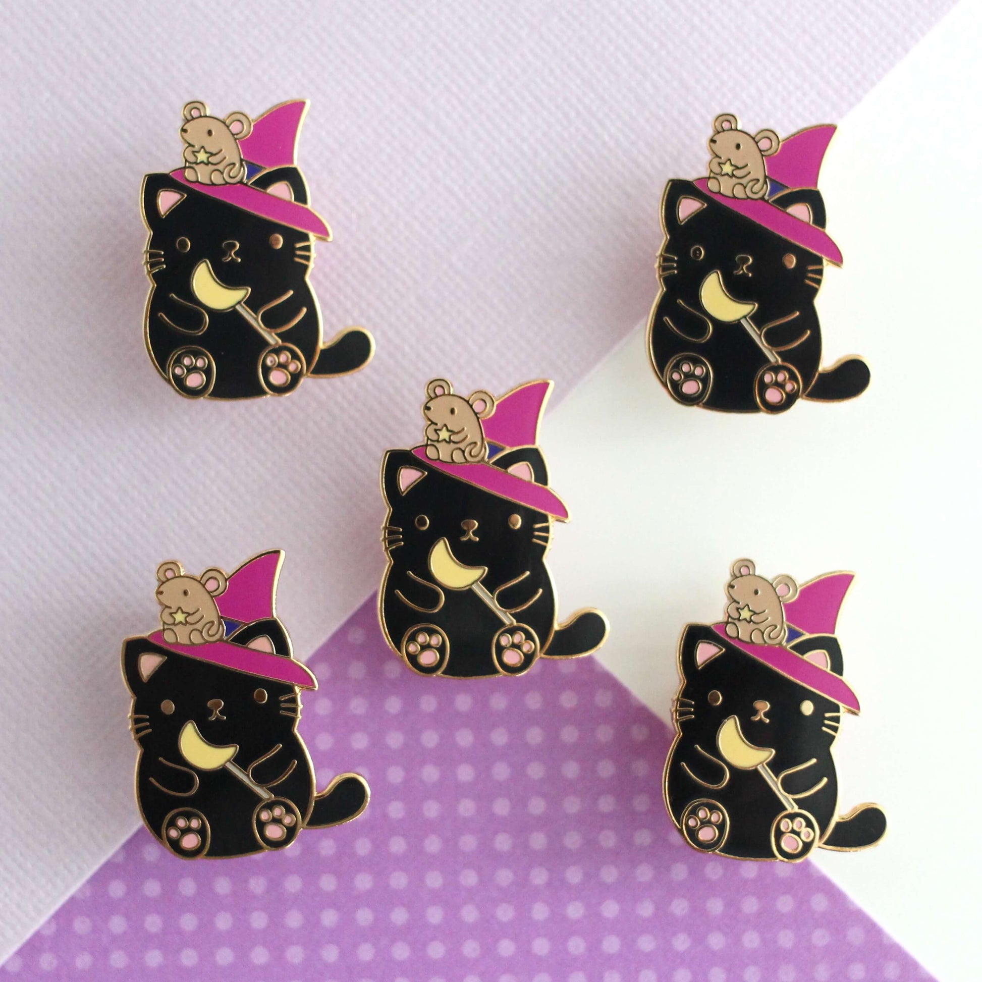 Broche chat noir d'Halloween. Broche émaillée chat sorcière.