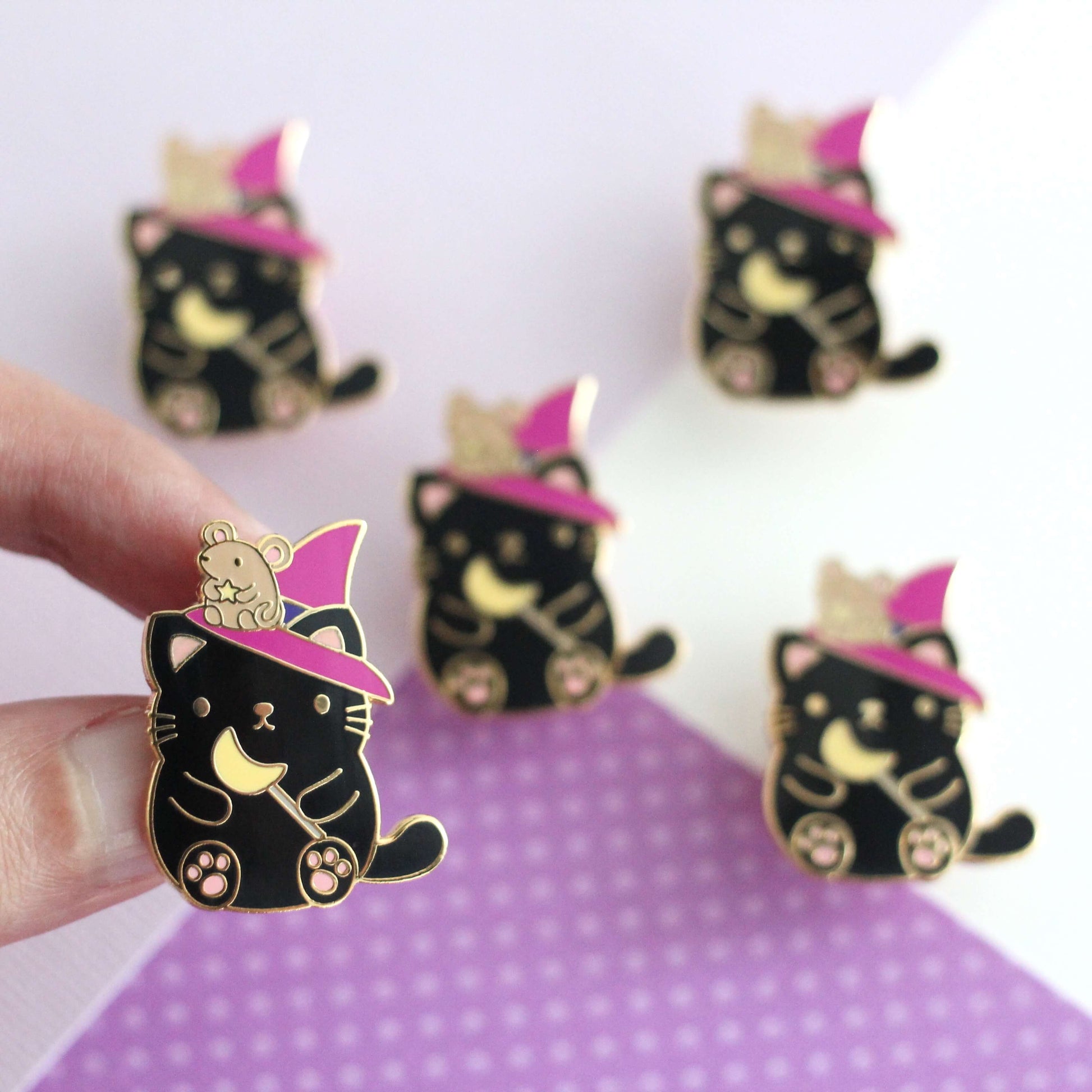 Broche chat noir d'Halloween. Broche émaillée chat sorcière.