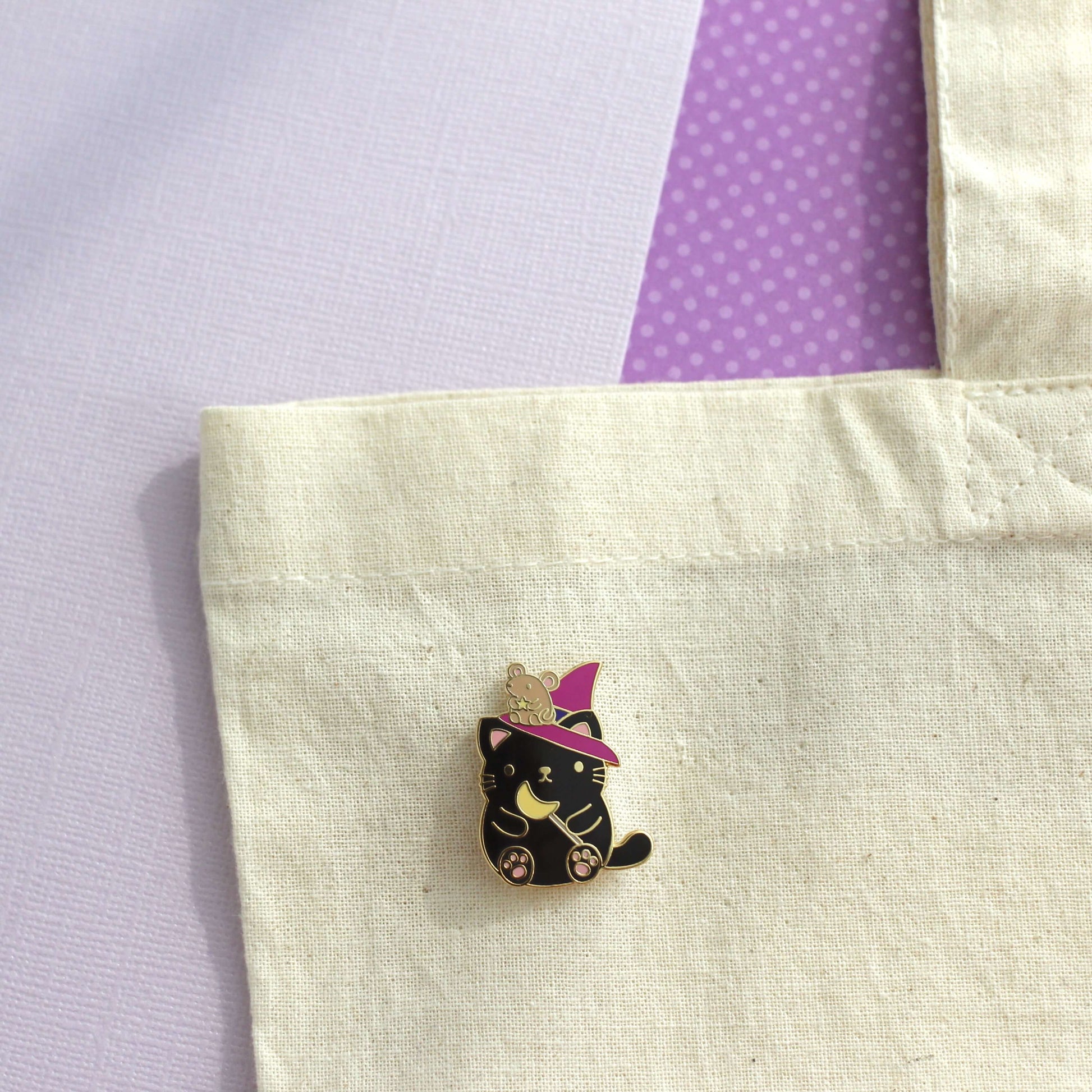 Broche chat noir d'Halloween. Broche émaillée chat sorcière.