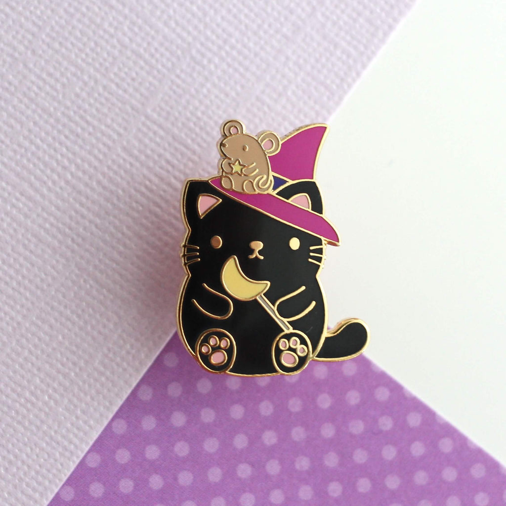 Broche chat noir d'Halloween. Broche émaillée chat sorcière.