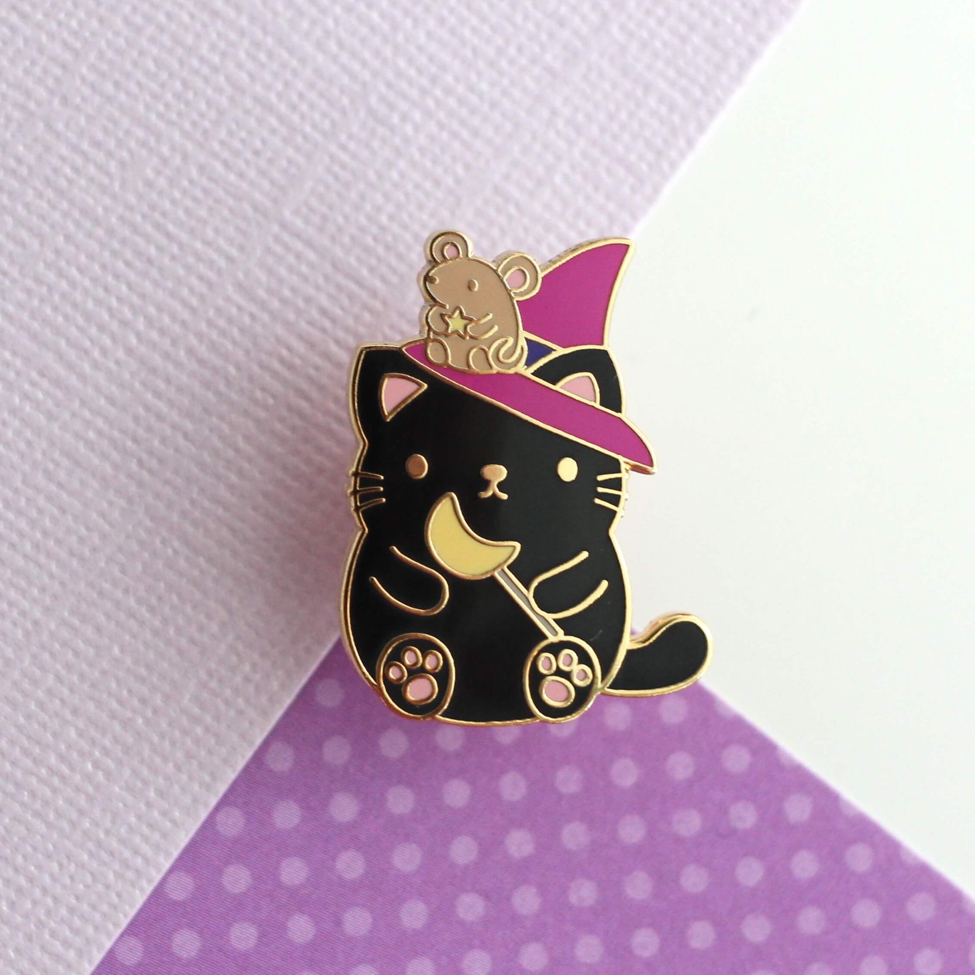 Broche chat noir d'Halloween. Broche émaillée chat sorcière.