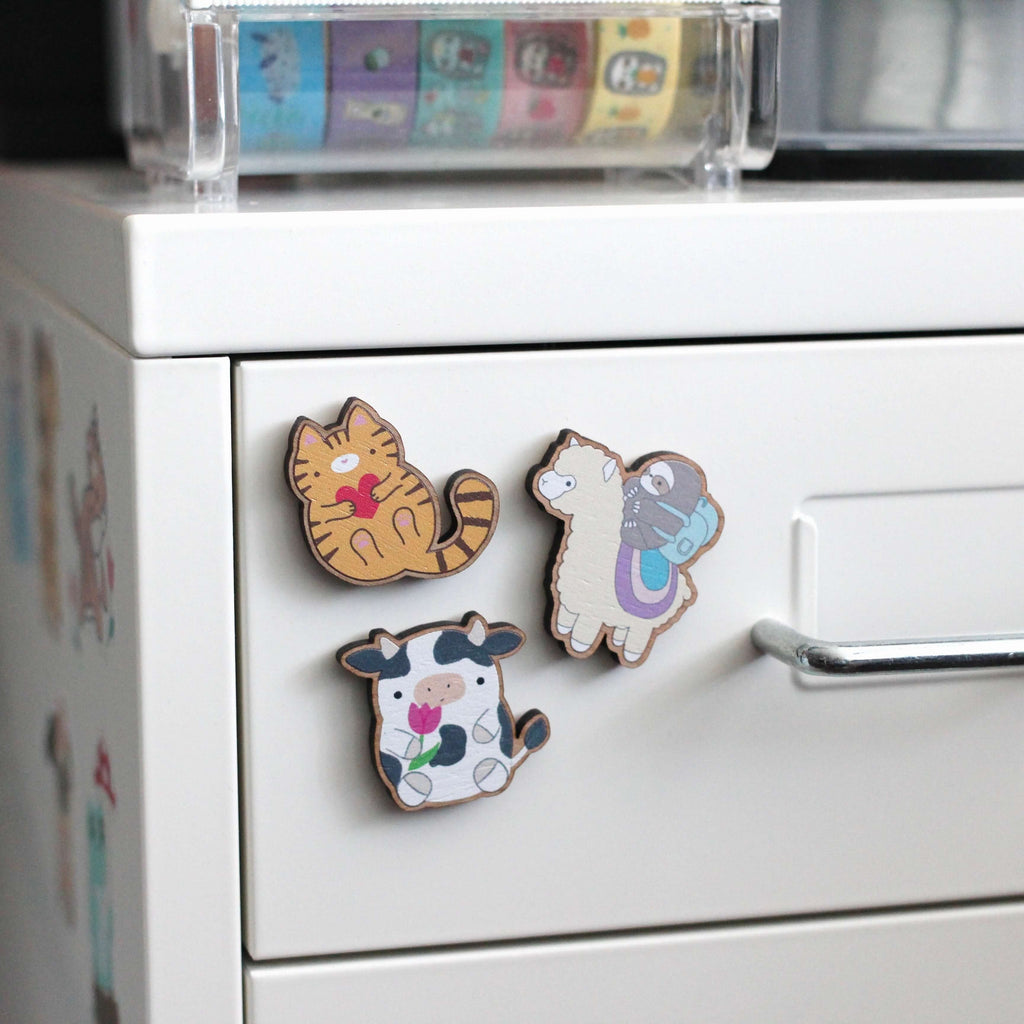 Vache tenant une tulipe, aiguille en bois