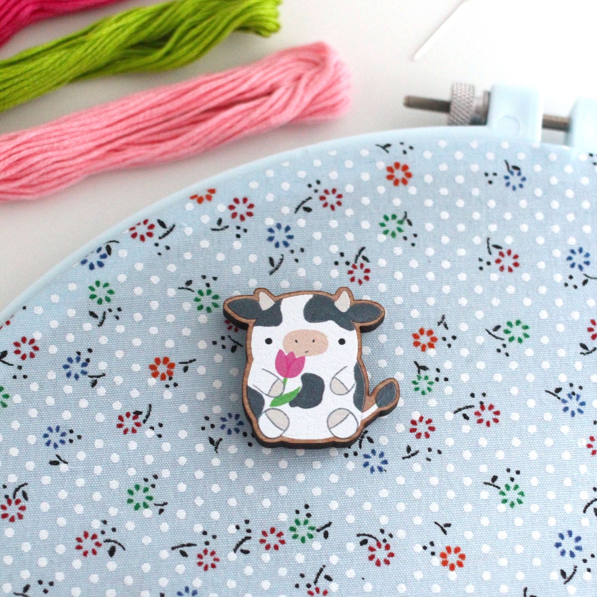 Vache tenant une tulipe, aiguille en bois