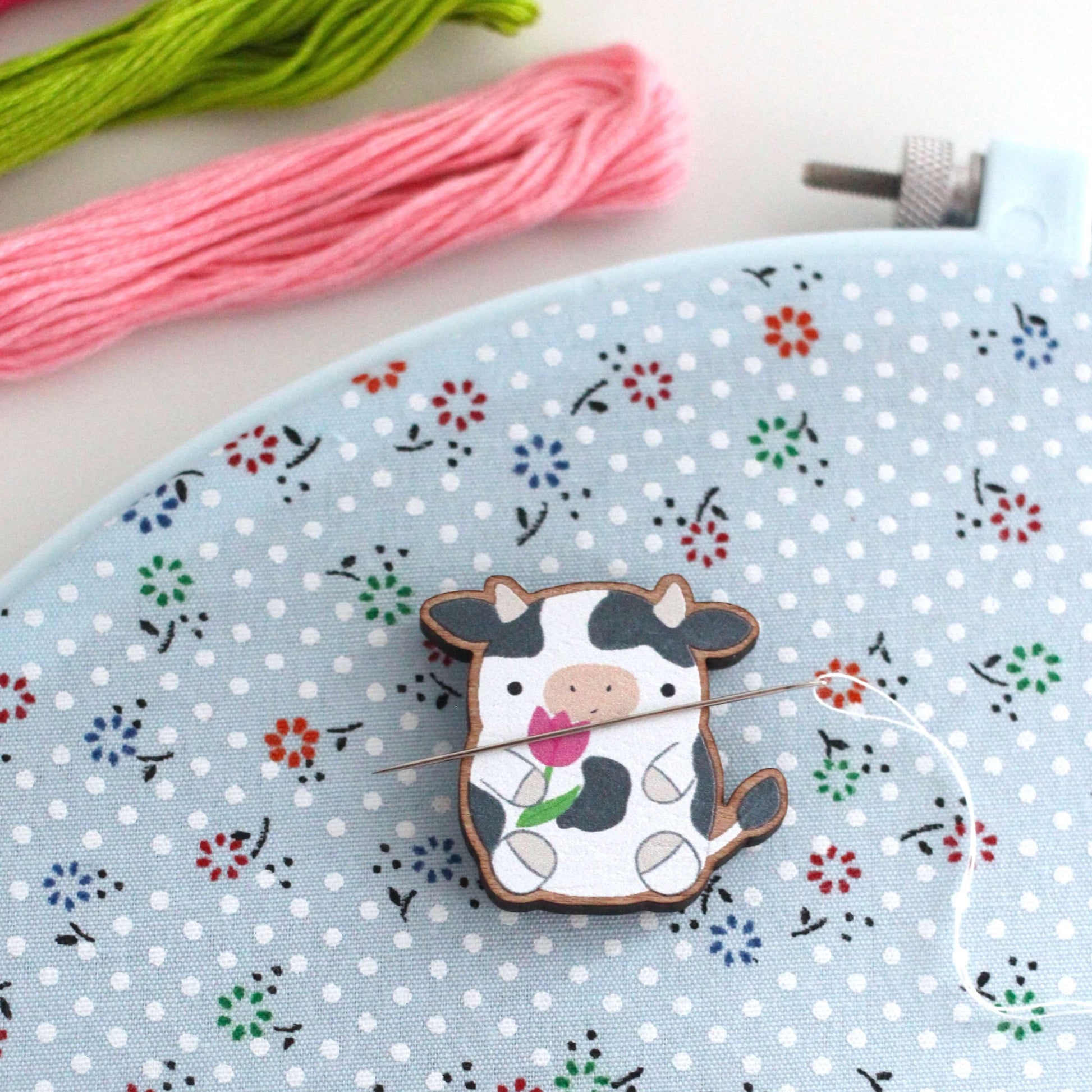 Vache tenant une tulipe, aiguille en bois