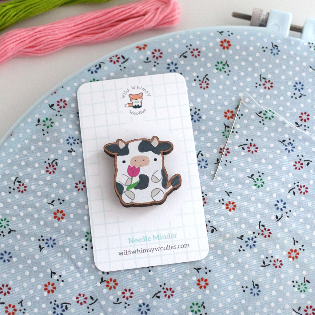 Vache tenant une tulipe, aiguille en bois