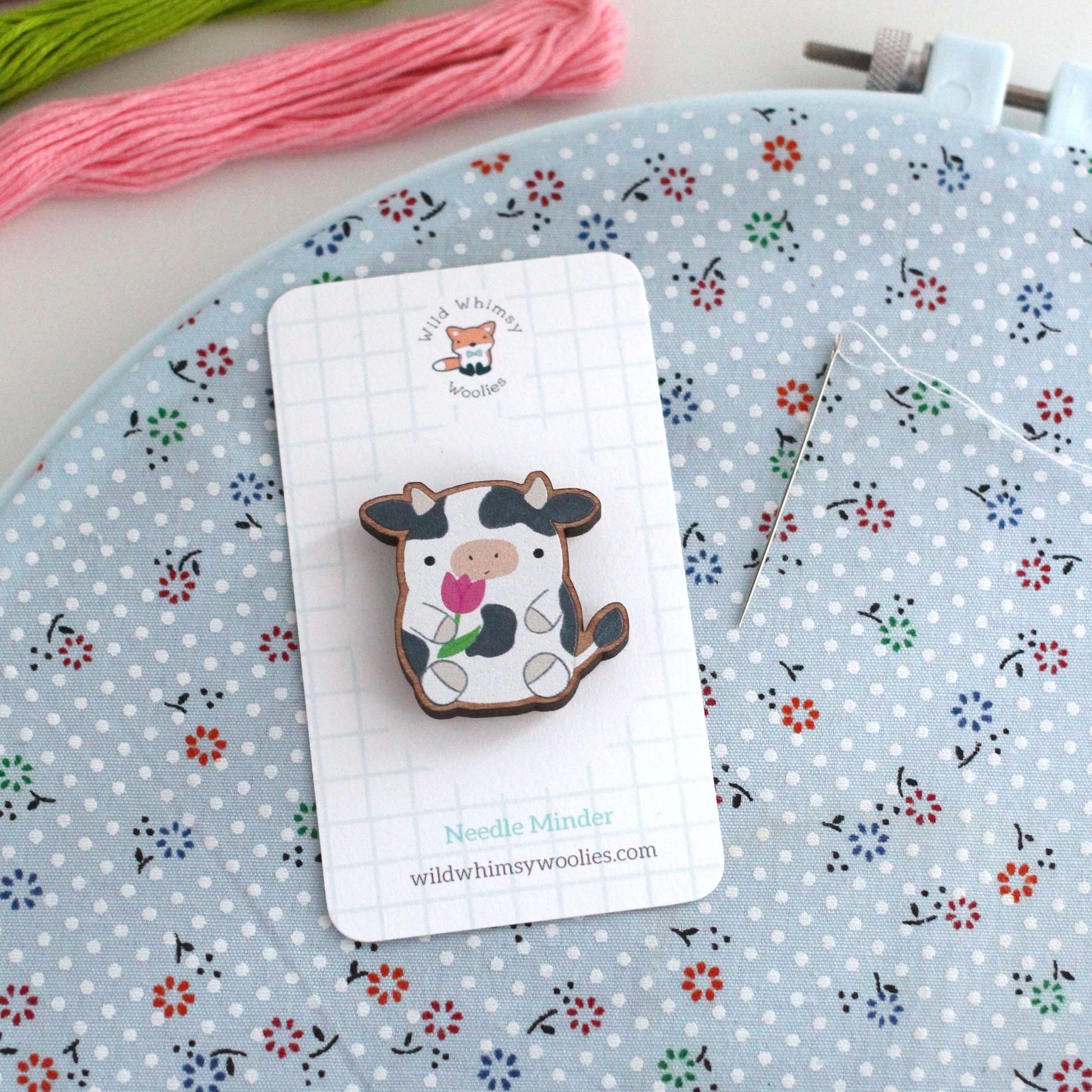 Vache tenant une tulipe, aiguille en bois