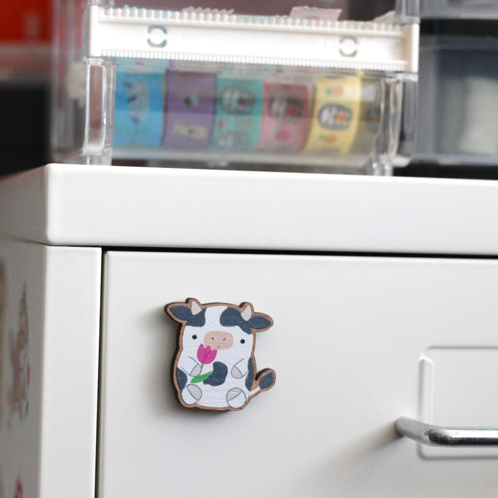 Vache tenant une tulipe, aiguille en bois