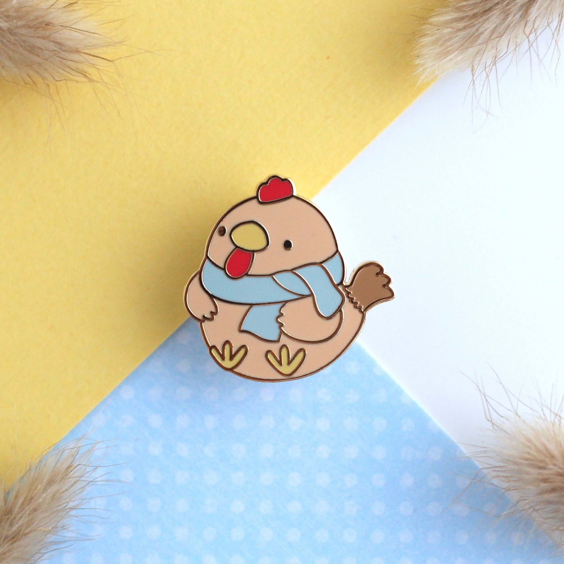 Broche en émail représentant un poulet brun douillet avec une écharpe