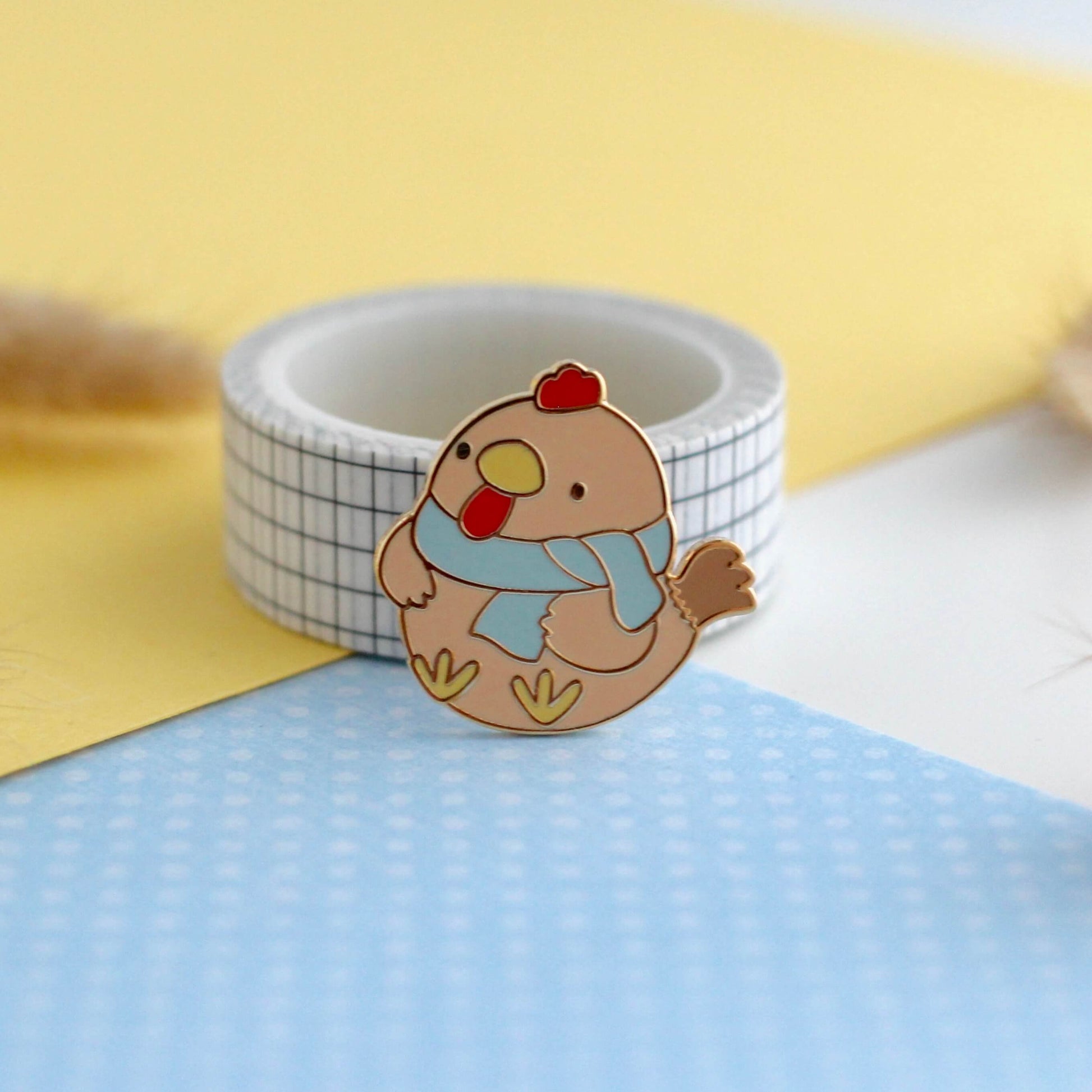 Broche en émail représentant un poulet brun douillet avec une écharpe