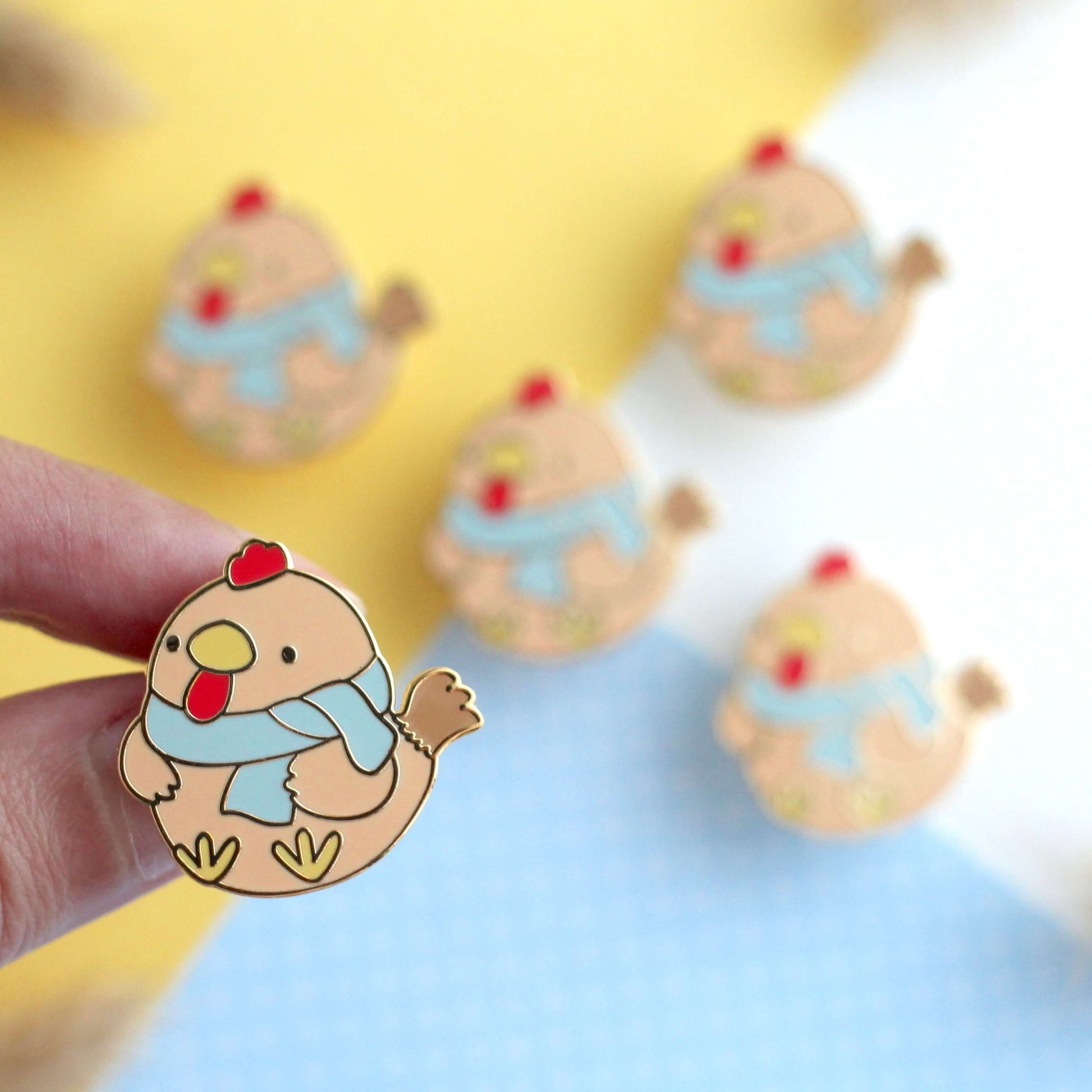 Broche en émail représentant un poulet brun douillet avec une écharpe