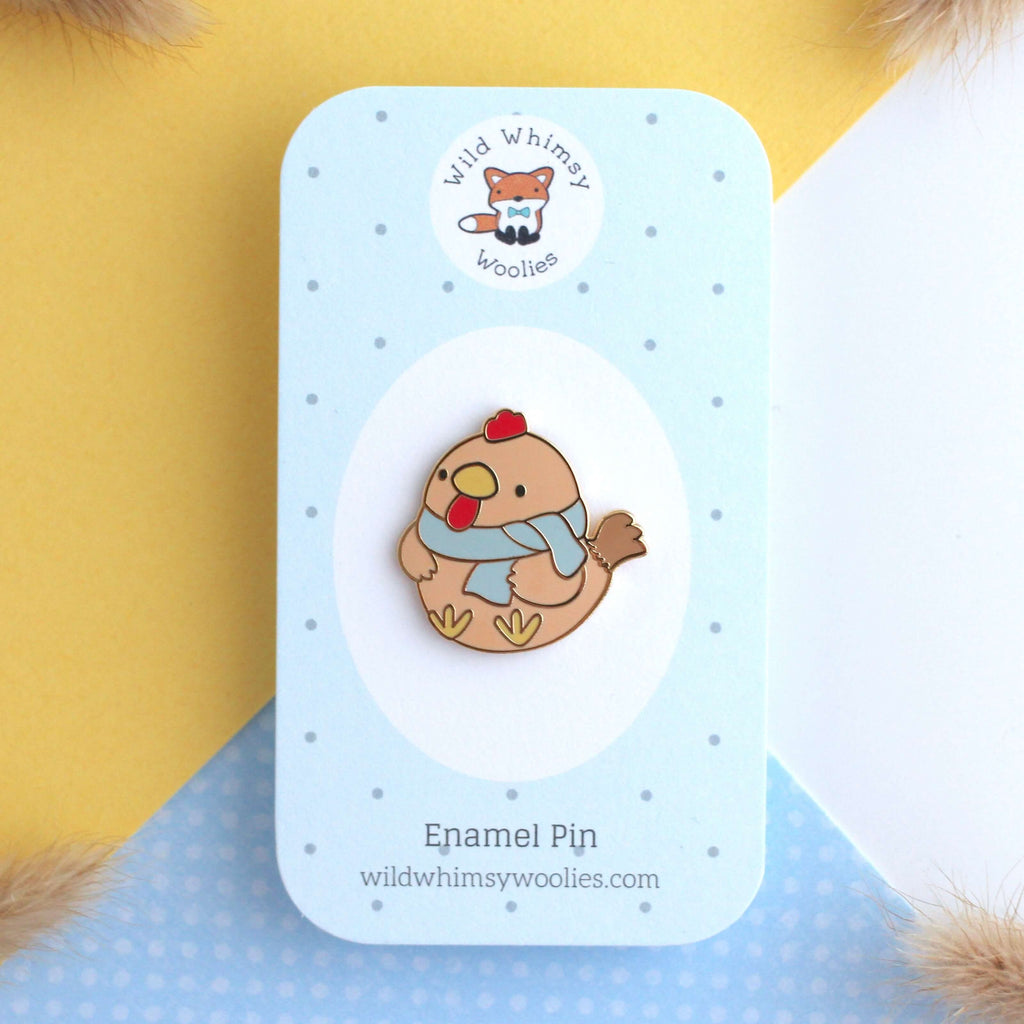 Broche en émail représentant un poulet brun douillet avec une écharpe