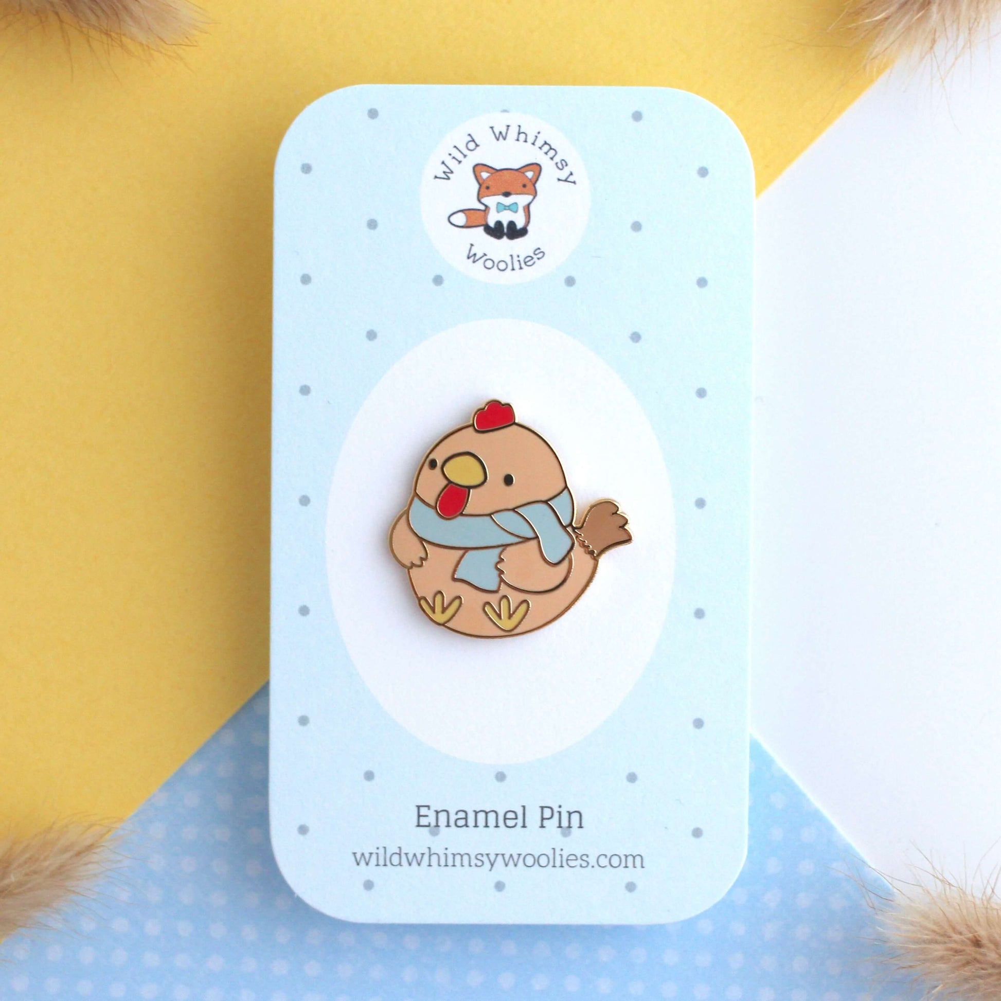 Broche en émail représentant un poulet brun douillet avec une écharpe