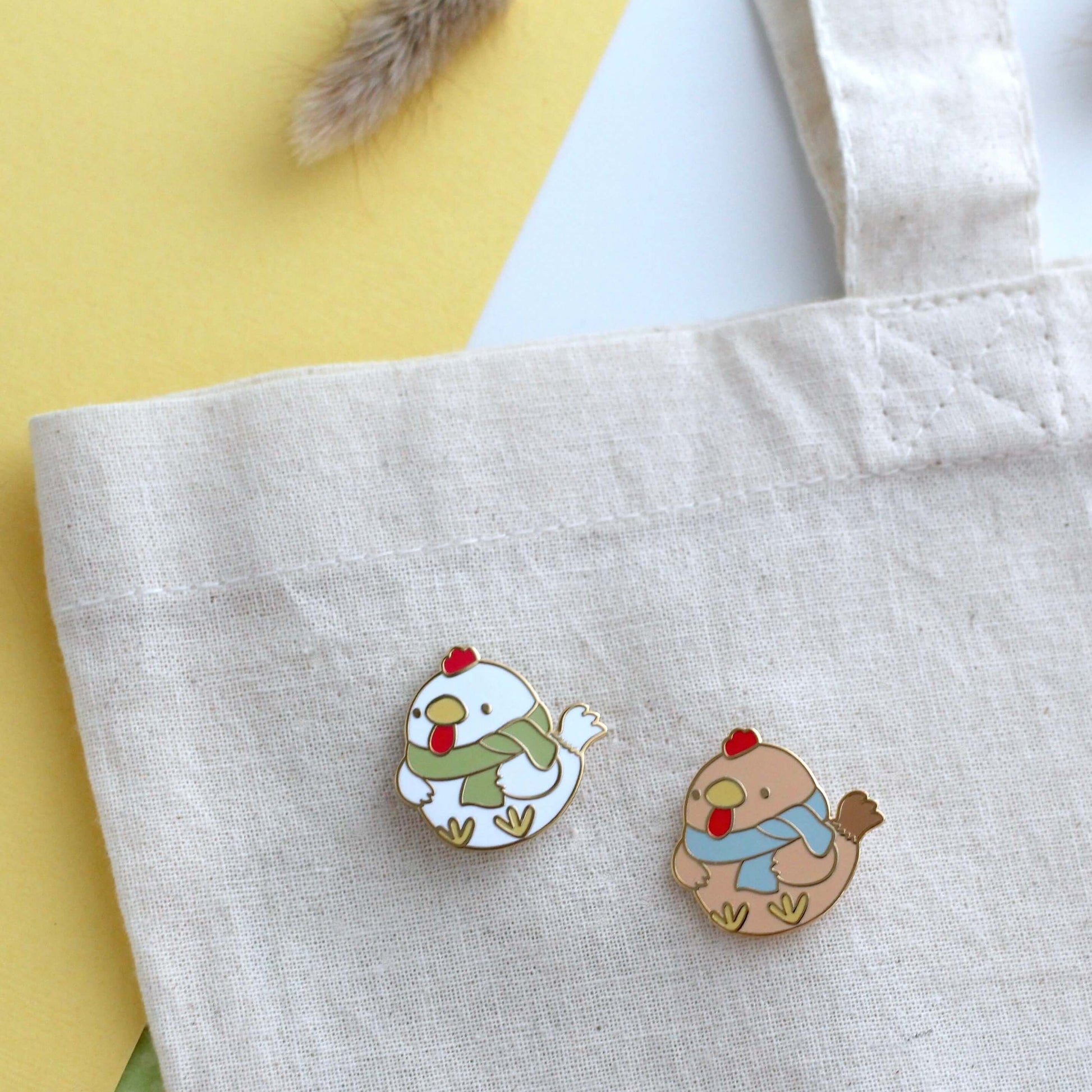 Broche en émail représentant un poulet brun douillet avec une écharpe