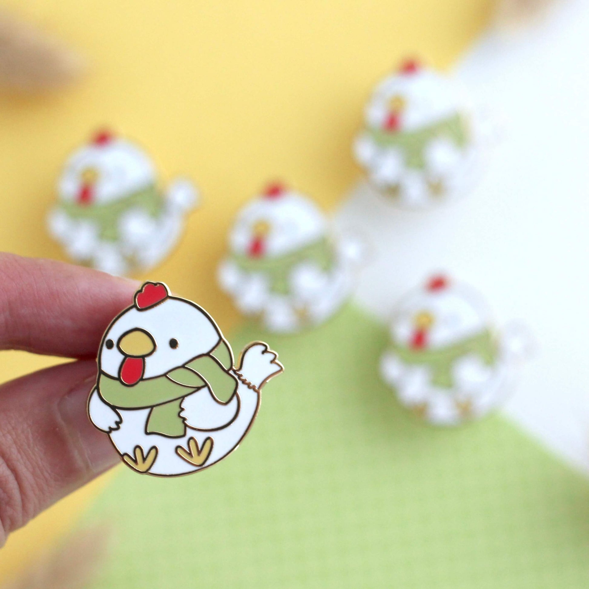 Broche en émail représentant un poulet blanc douillet avec une écharpe