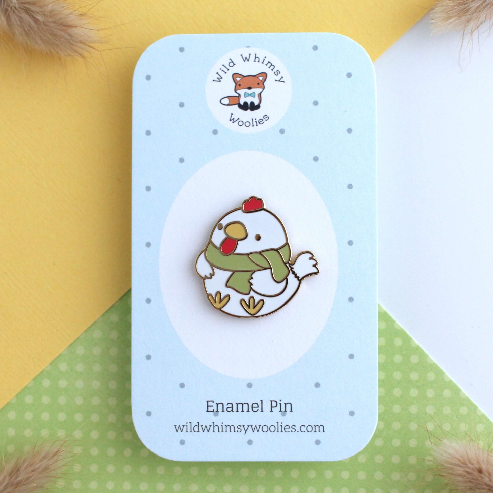 Broche en émail représentant un poulet blanc douillet avec une écharpe