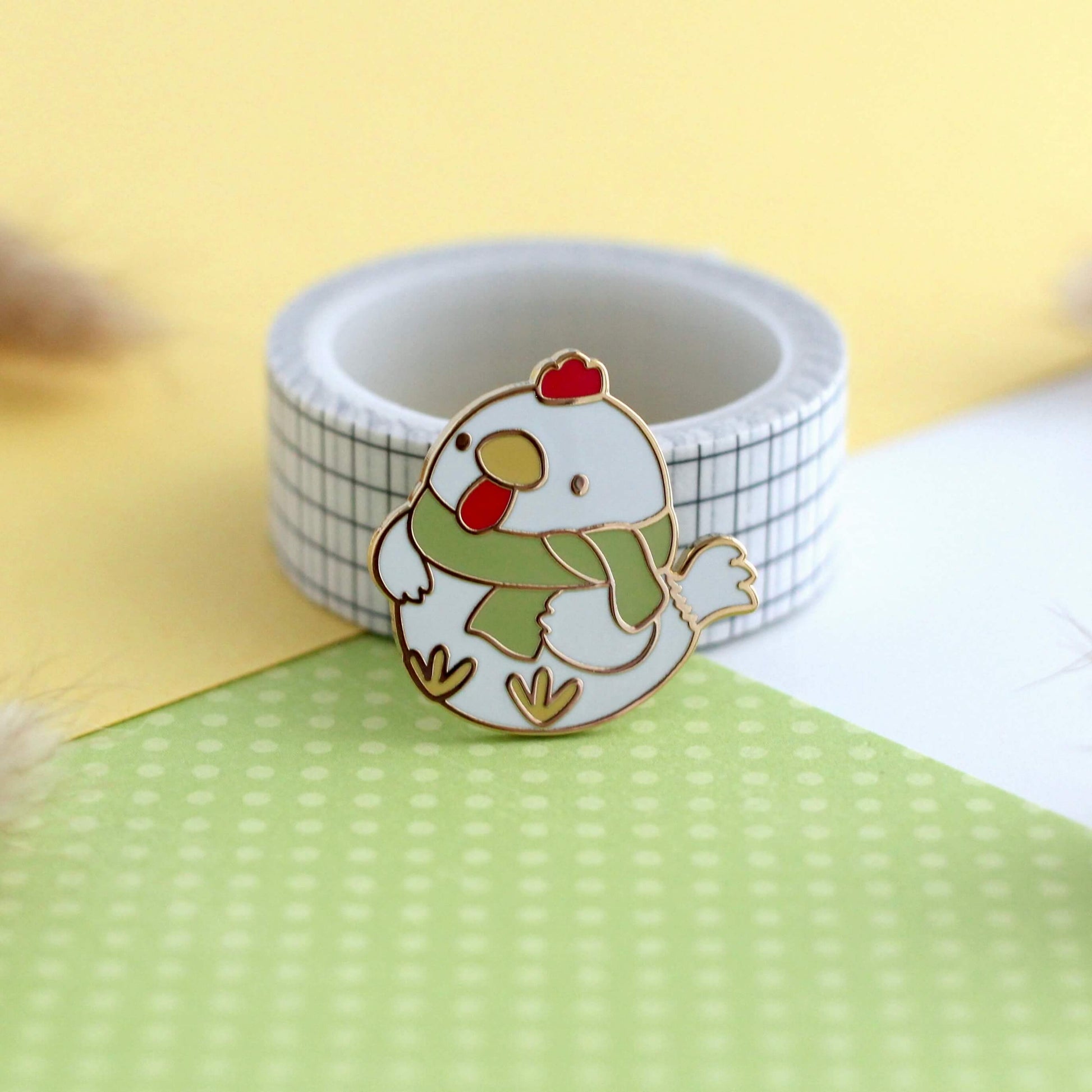 Broche en émail représentant un poulet blanc douillet avec une écharpe