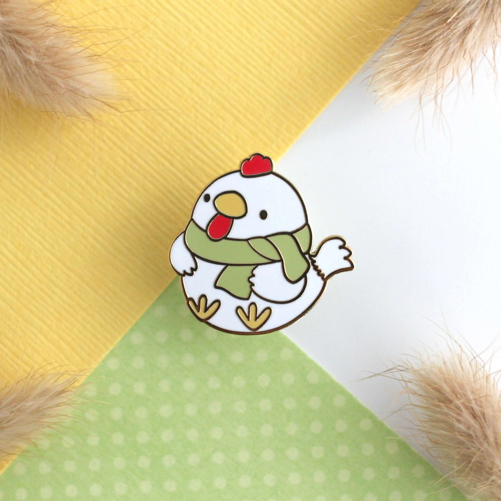 Broche en émail représentant un poulet blanc douillet avec une écharpe