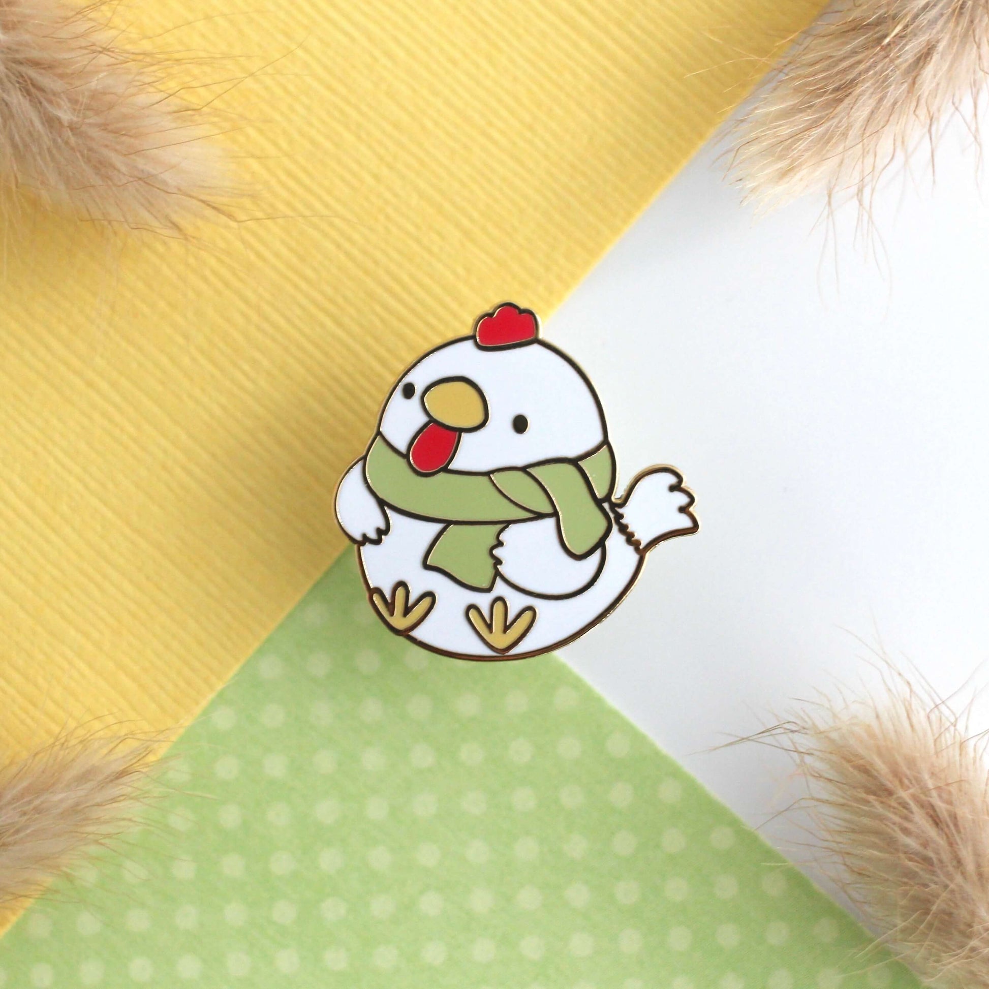 Broche en émail représentant un poulet blanc douillet avec une écharpe