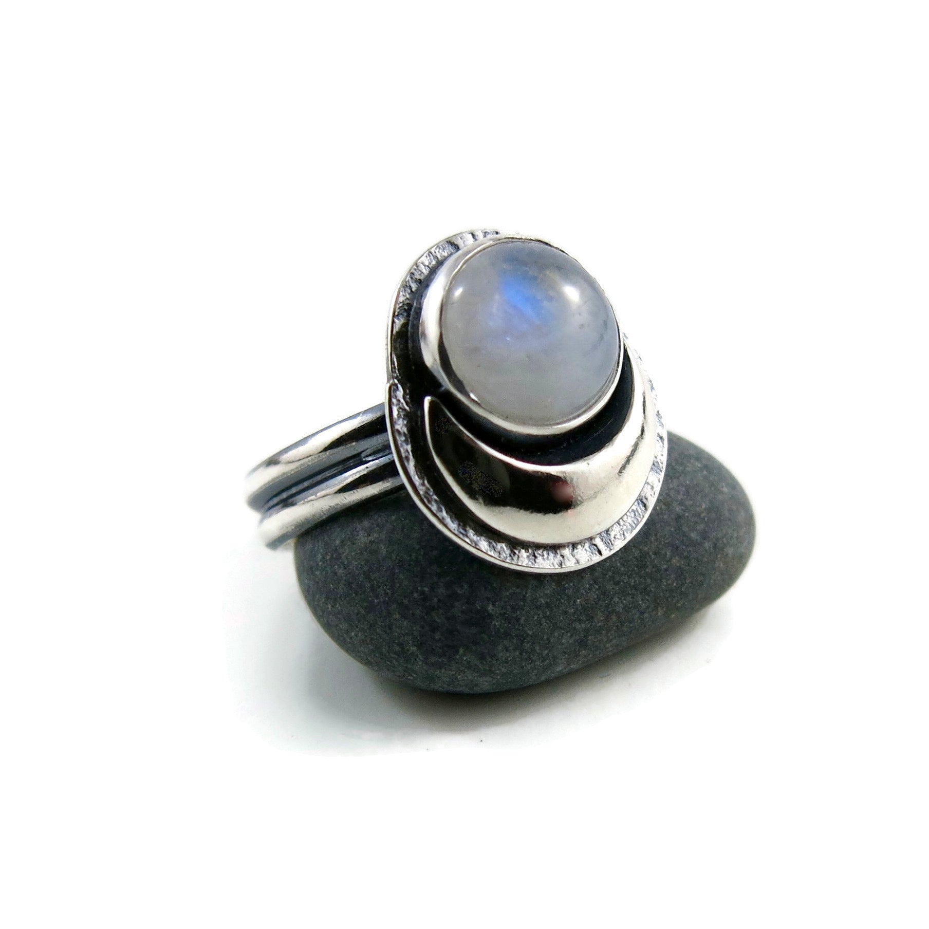 Bague de rêve • Croissant de lune en argent et pierre de lune arc-en-ciel 