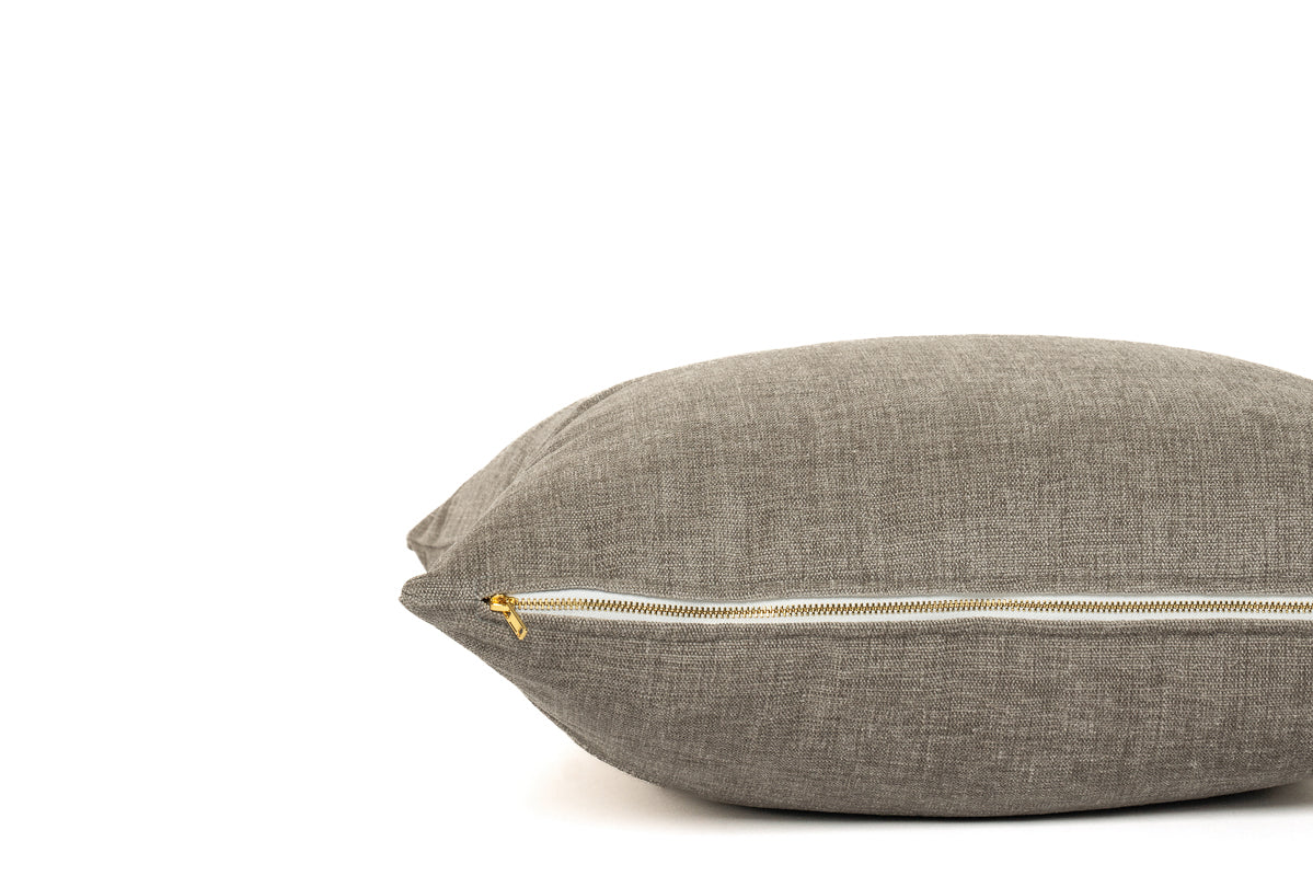 Housse de coussin en chenille grise