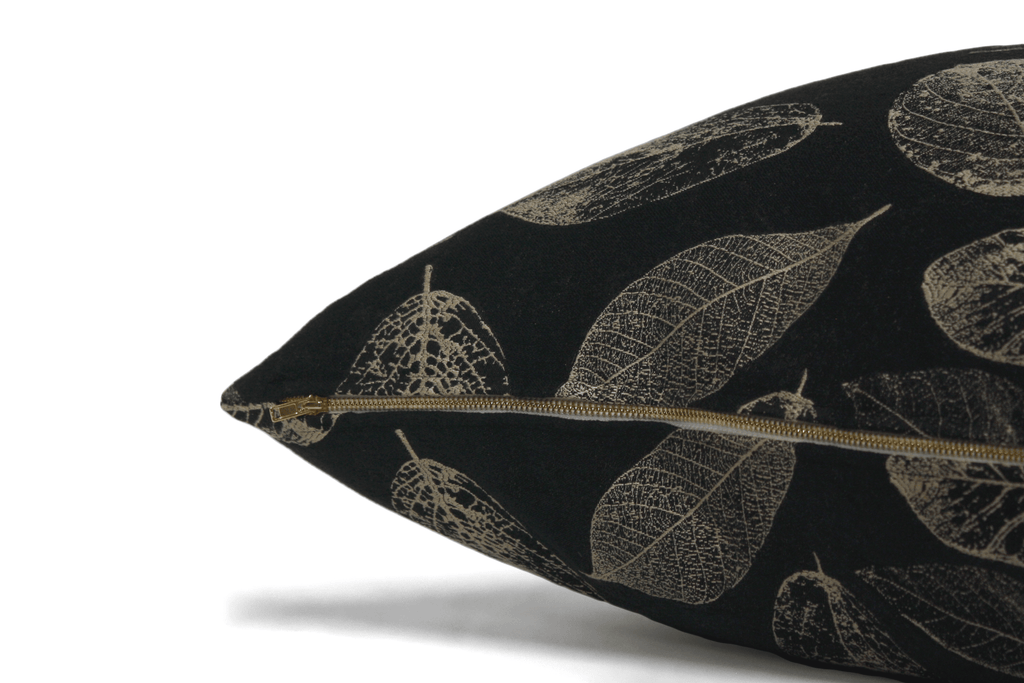 Housse de coussin feuille noire