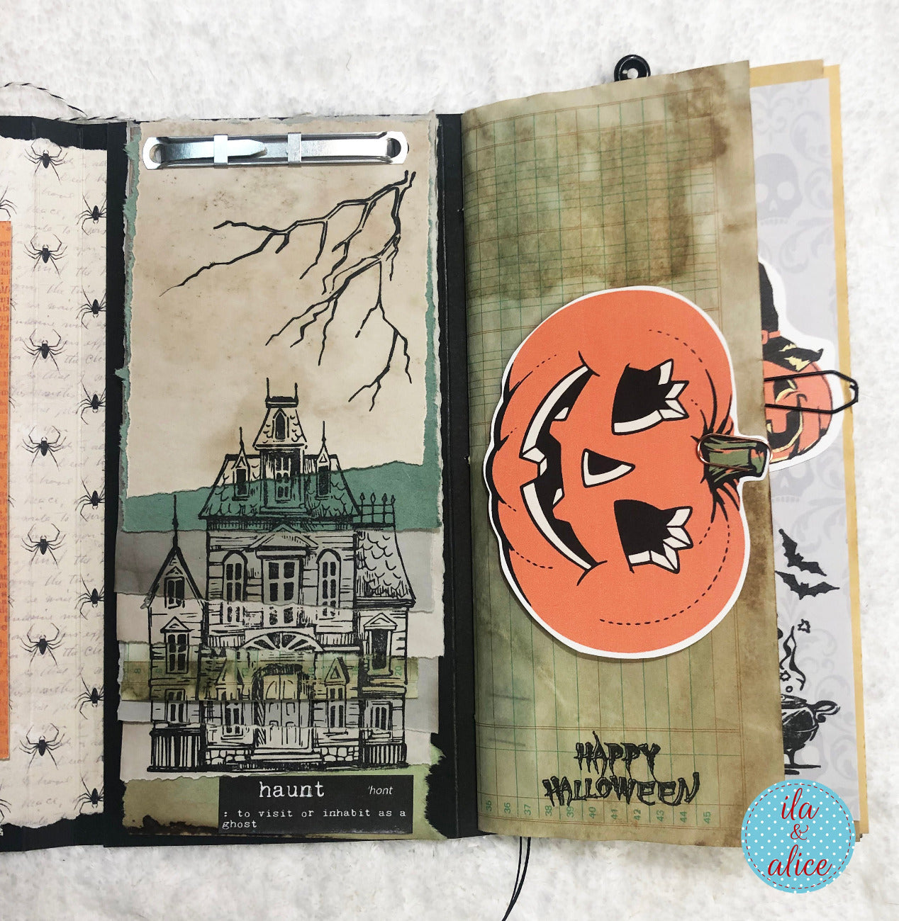 Adorable folio d'Halloween avec un petit fantôme et une maison hantée