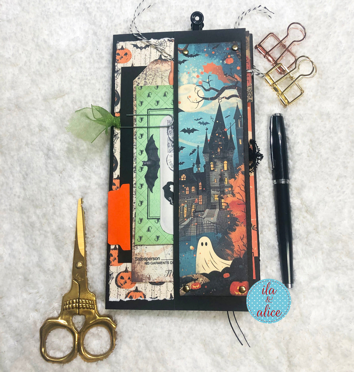 Adorable folio d'Halloween avec un petit fantôme et une maison hantée