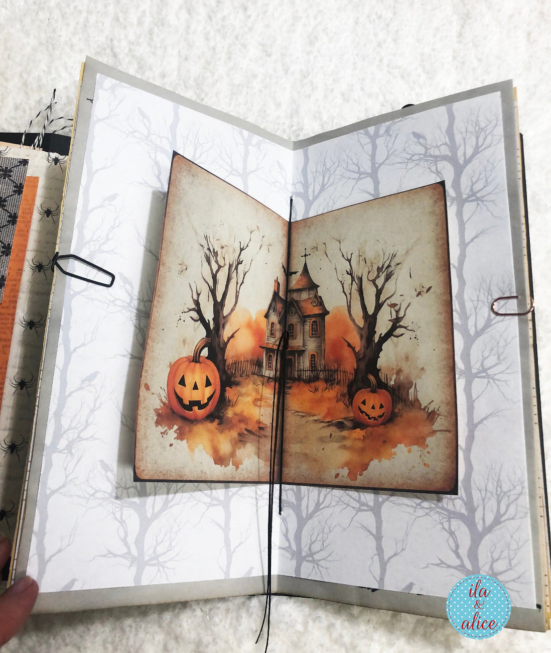 Joli folio d'Halloween avec maison hantée et citrouilles lumineuses