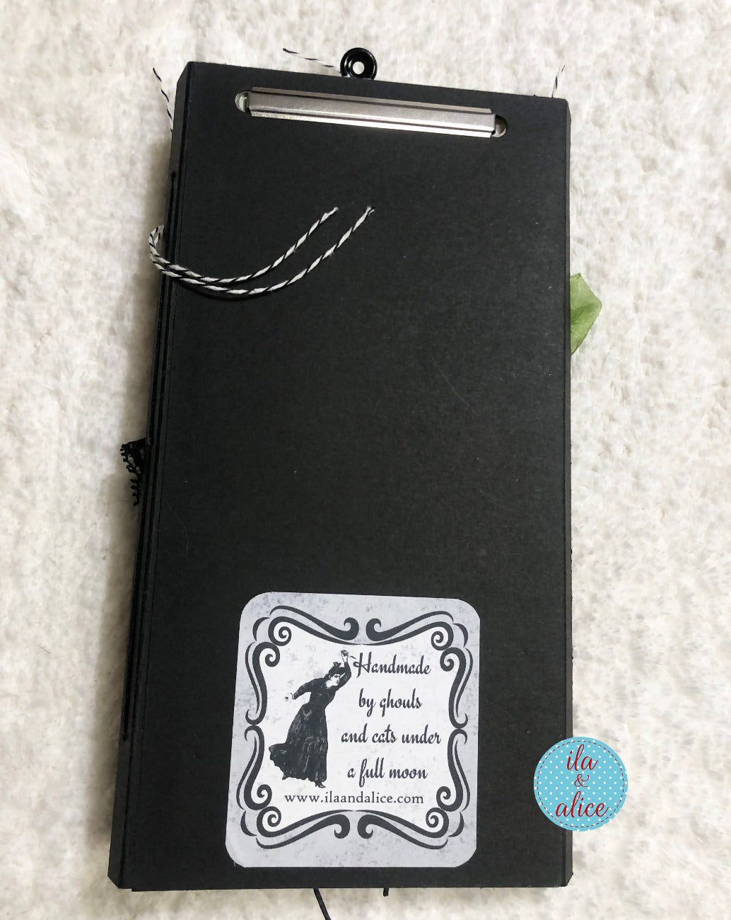 Adorable folio d'Halloween avec un petit fantôme et une maison hantée