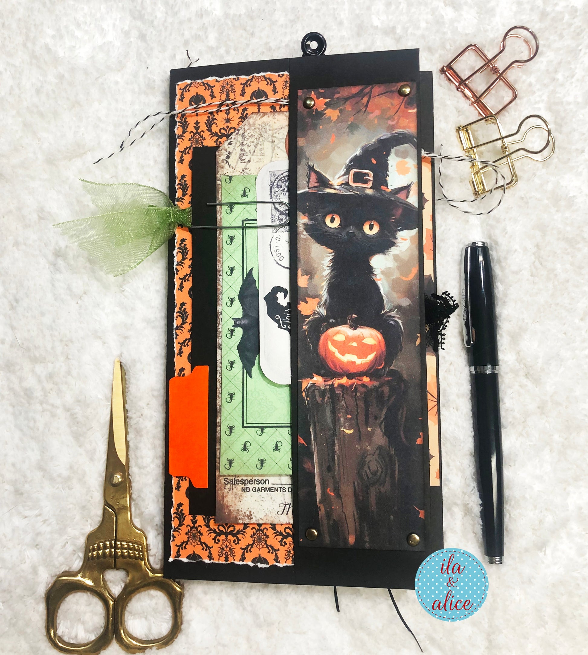 Joli folio d'Halloween avec un chat noir et une lanterne Jack O'Lantern