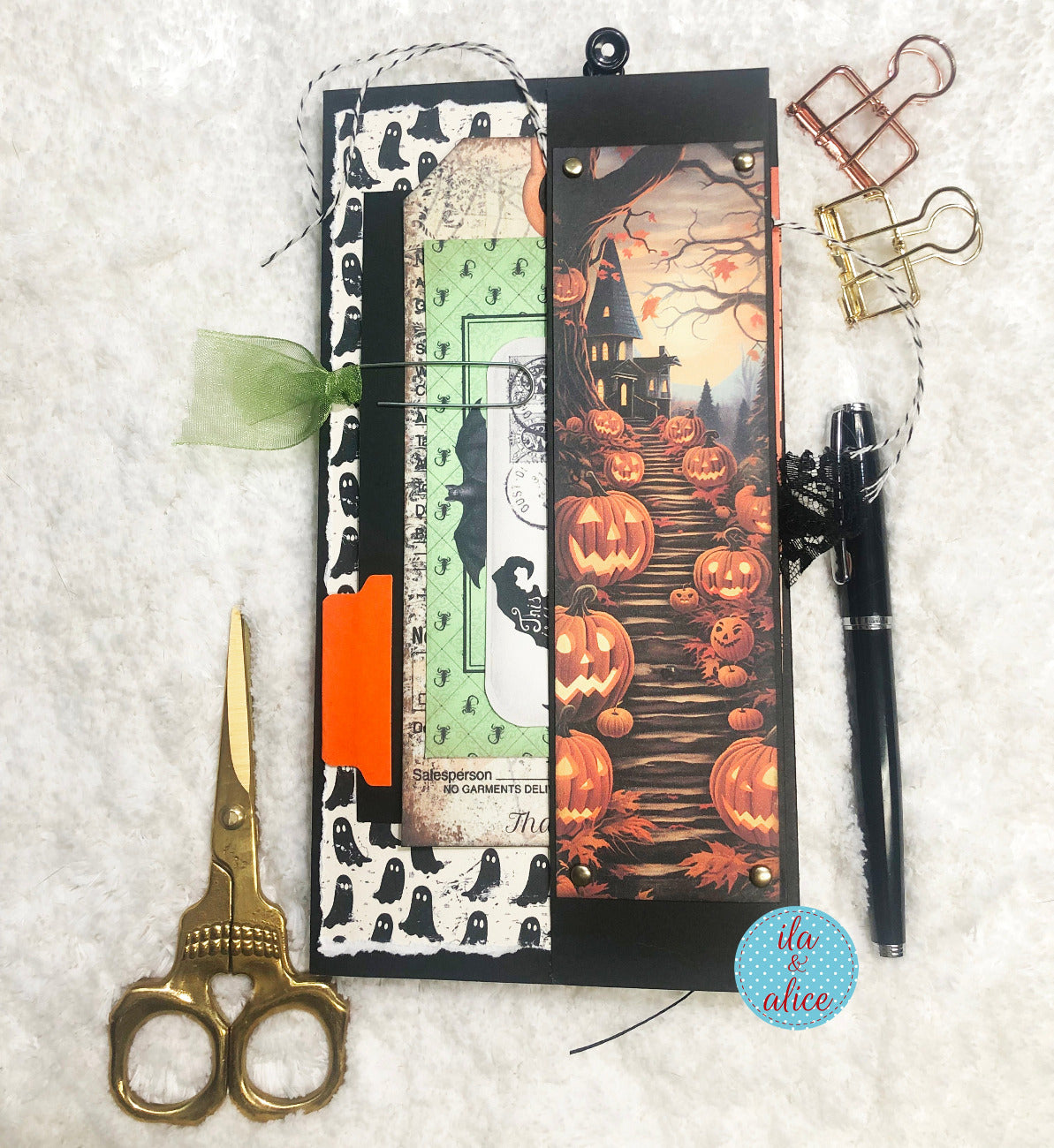 Joli folio d'Halloween avec citrouilles lumineuses et maison hantée