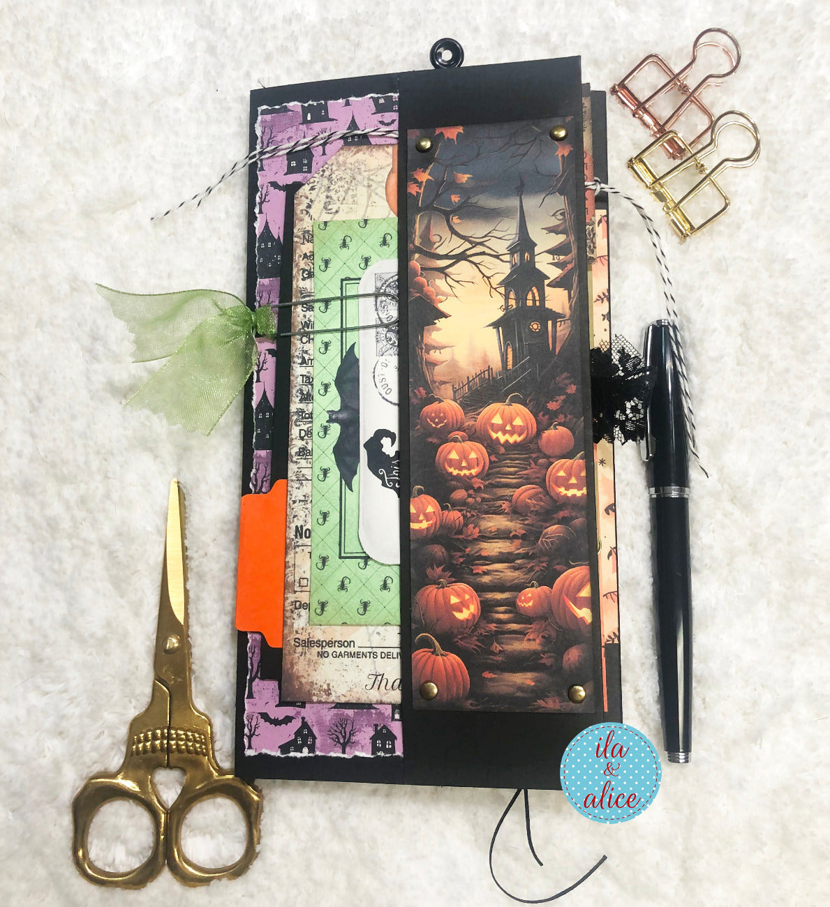 Joli folio d'Halloween avec maison hantée et citrouilles lumineuses