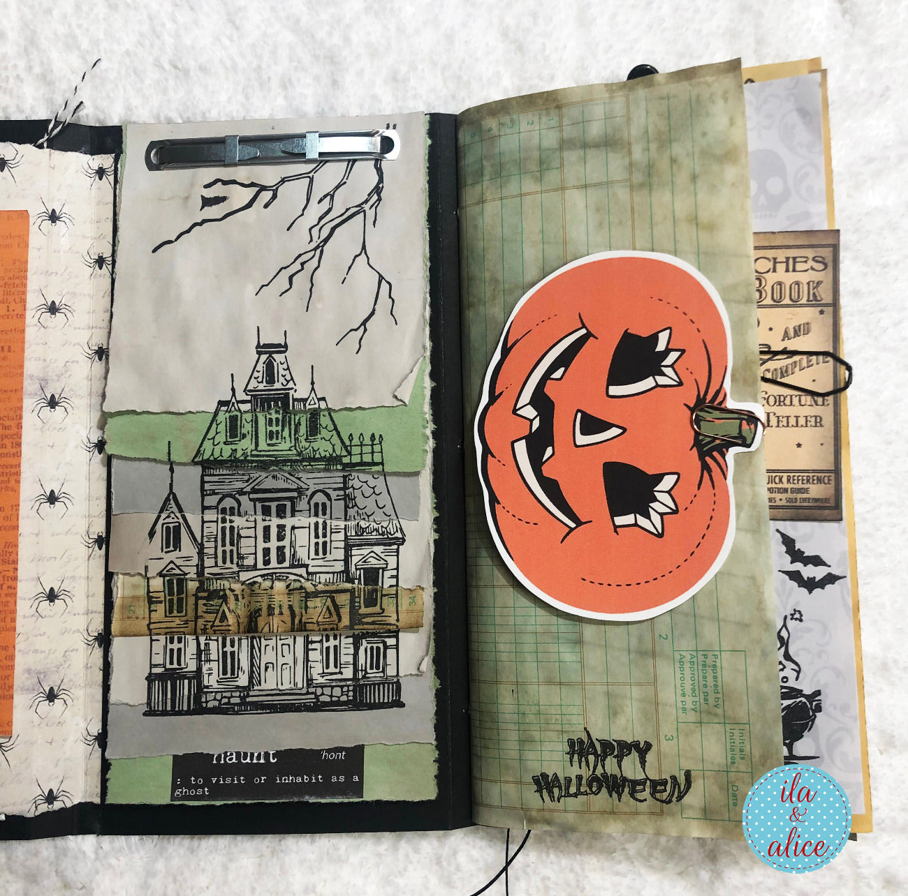 Joli folio d'Halloween avec maison hantée et citrouilles lumineuses