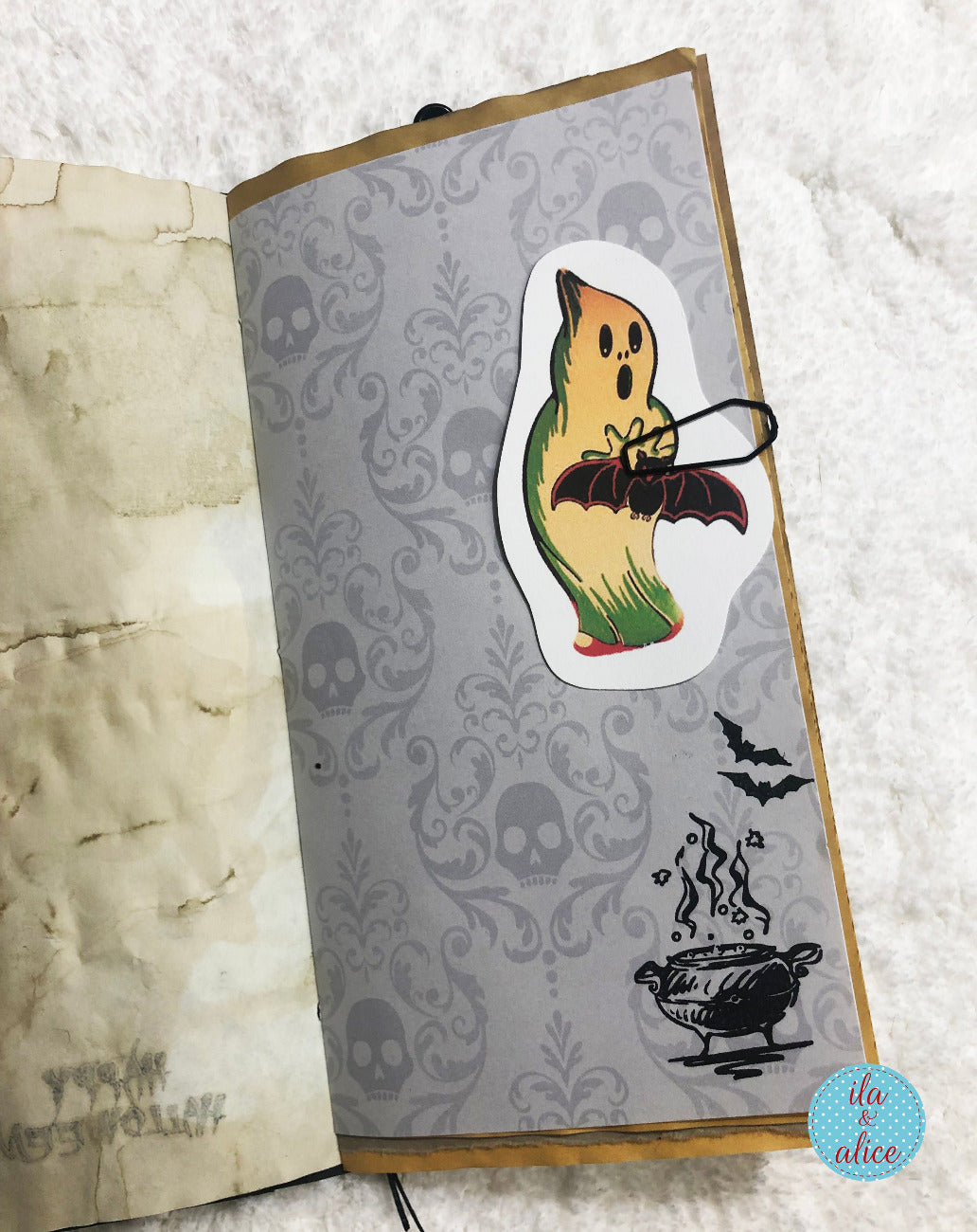 Joli folio d'Halloween avec citrouilles lumineuses et maison hantée