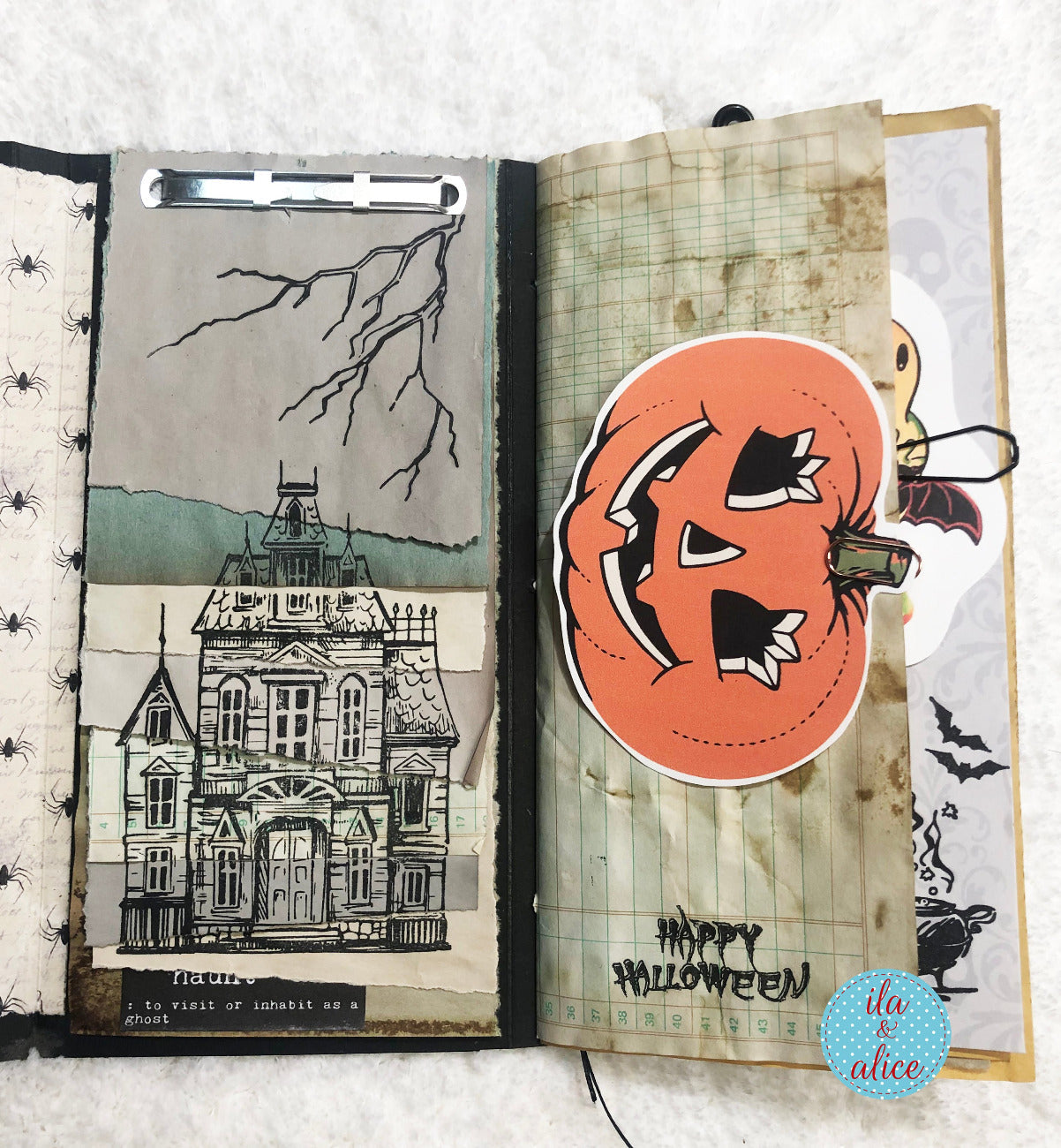 Joli folio d'Halloween avec citrouilles lumineuses et maison hantée