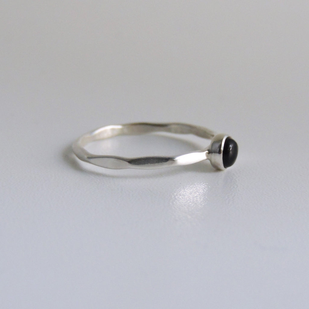 Bague empilable en argent sterling avec onyx noir et pierre noire de 4 mm