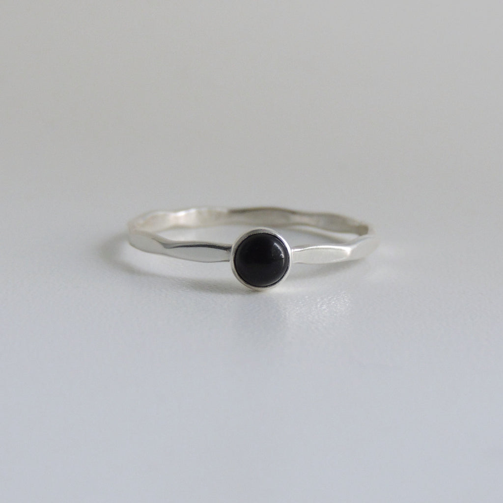 Bague empilable en argent sterling avec onyx noir et pierre noire de 4 mm