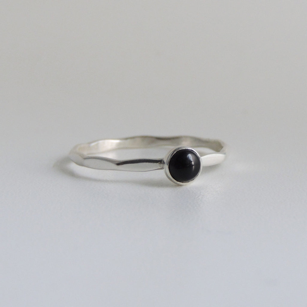 Bague empilable en argent sterling avec onyx noir et pierre noire de 4 mm