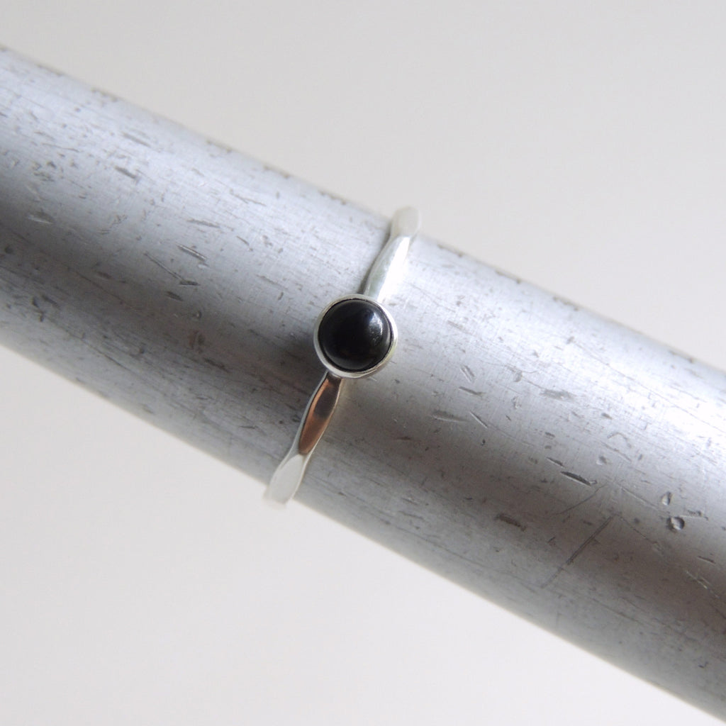 Bague empilable en argent sterling avec onyx noir et pierre noire de 4 mm