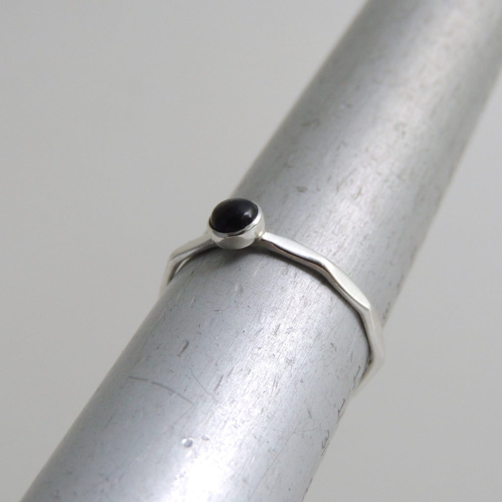 Bague empilable en argent sterling avec onyx noir et pierre noire de 4 mm