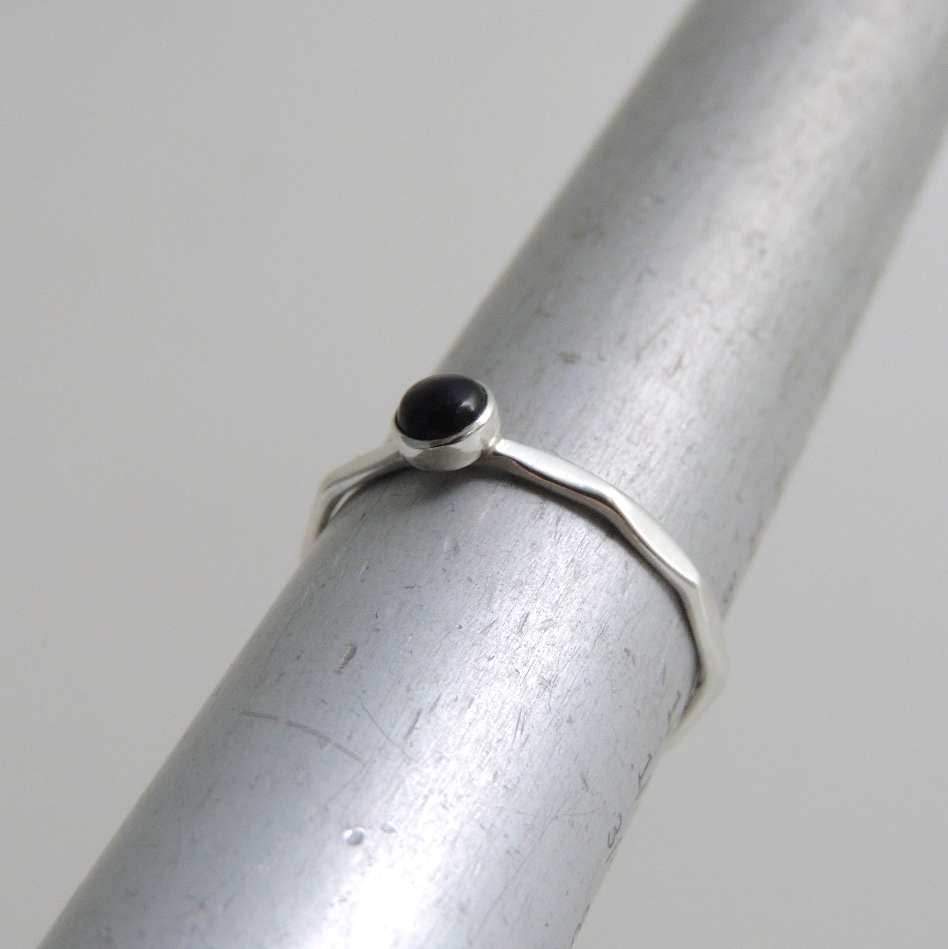Bague empilable en argent sterling avec onyx noir et pierre noire de 4 mm