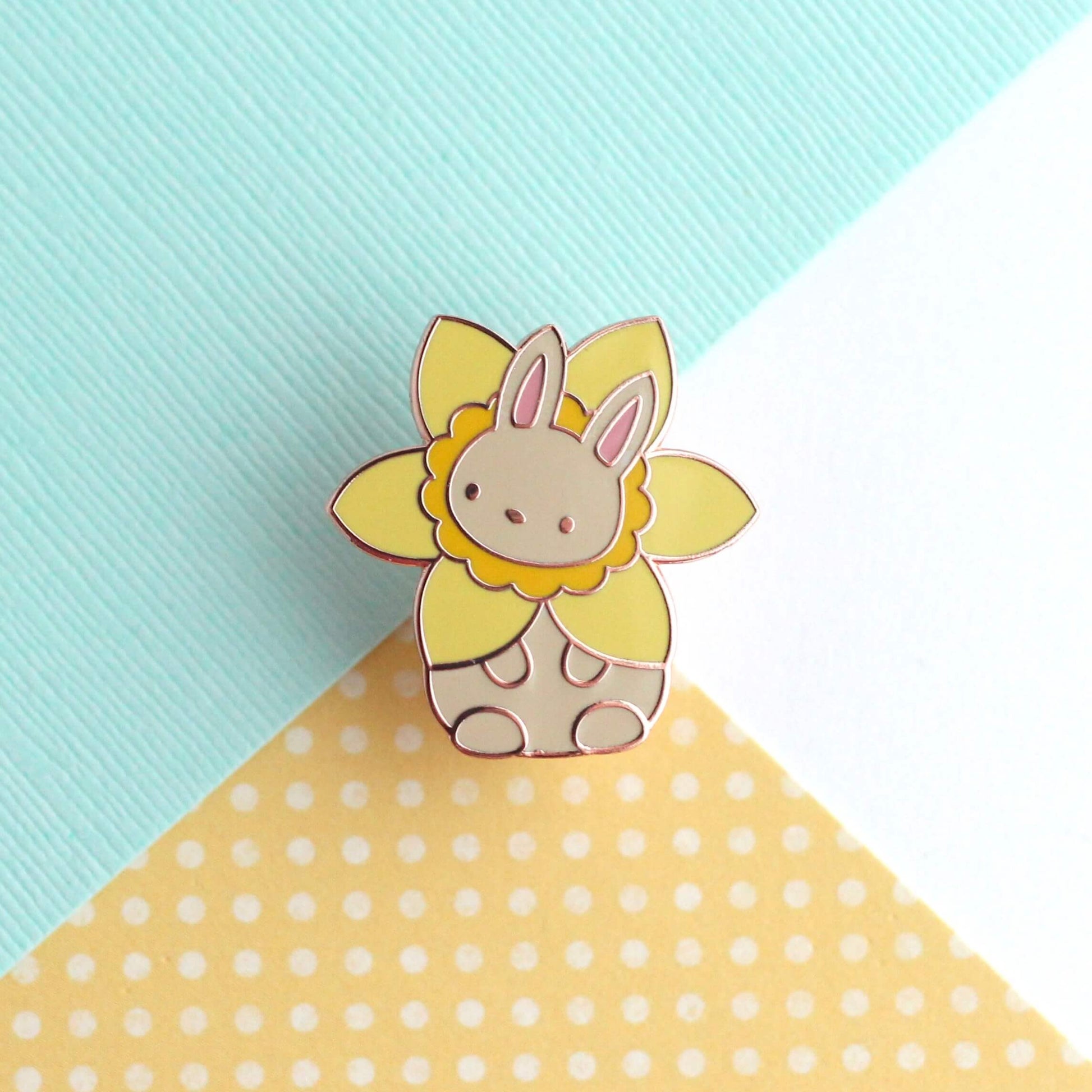 Broche en émail « Lapin jonquille » – Cadeau pour amoureux des lapins